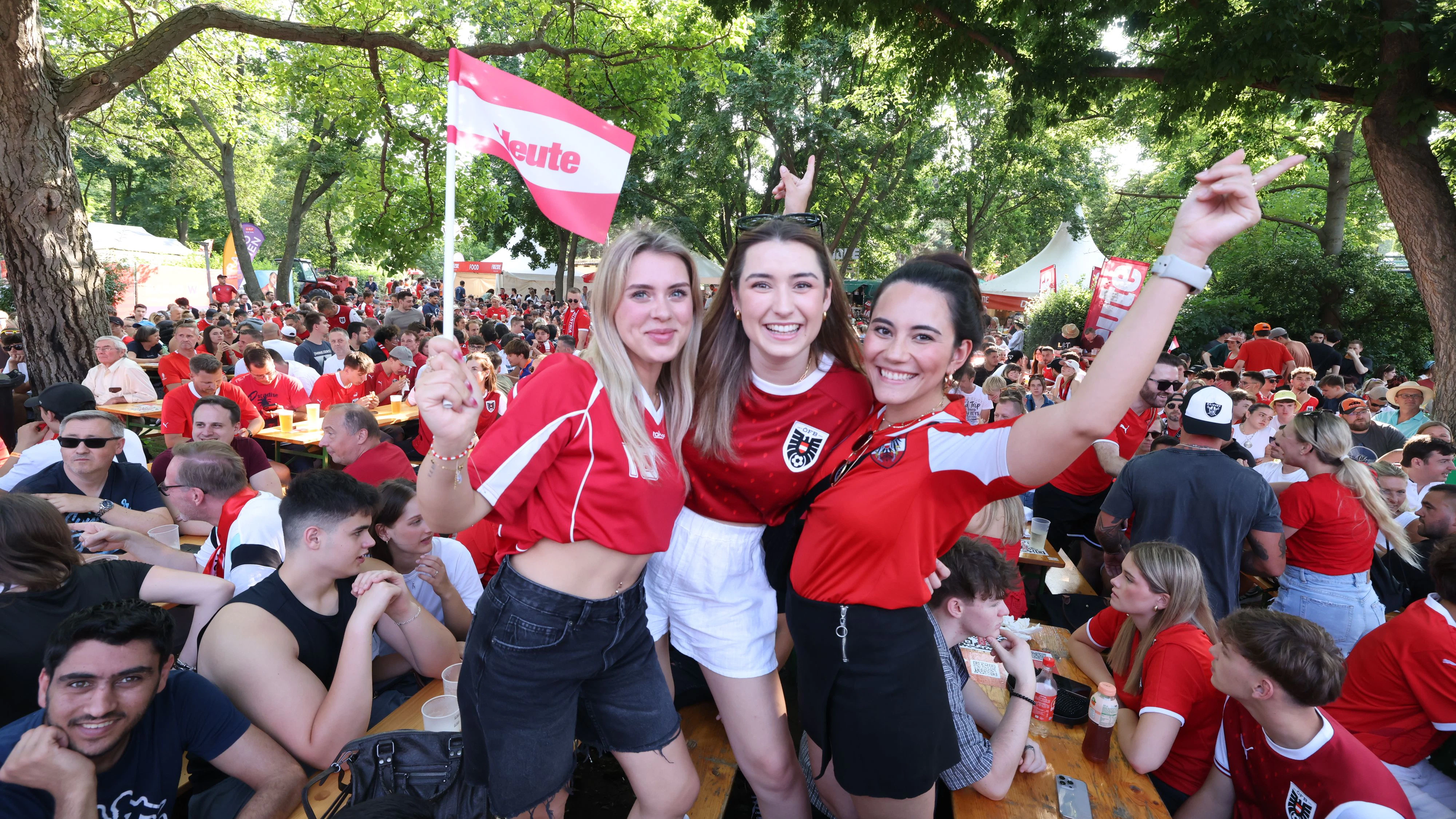 Bomben-Stimmung in der Fanzone Prater
