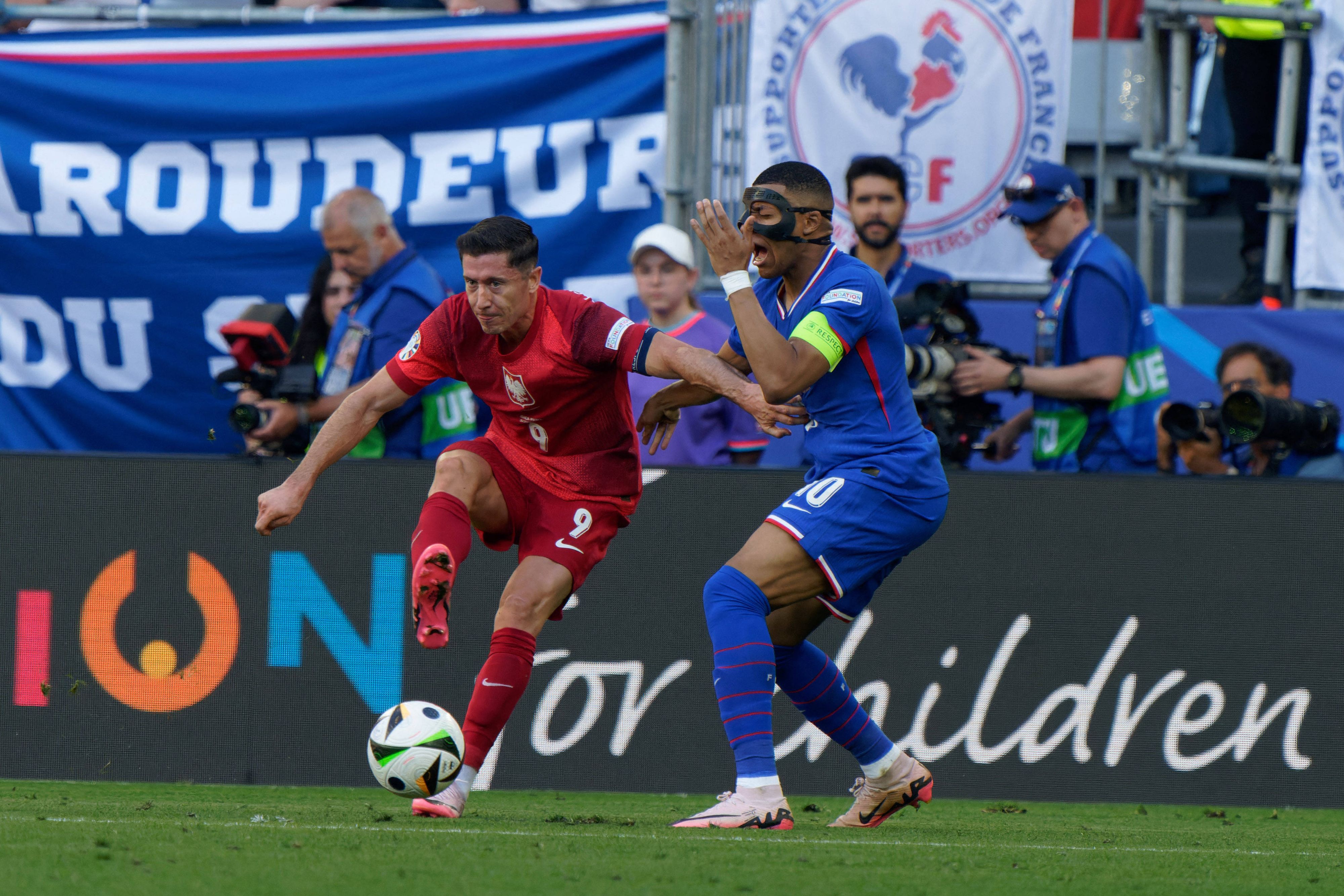 Dieser Zweikampf gegen Robert Lewandowski gefiel Frankreich-Star Kylian Mbappe gar nicht.