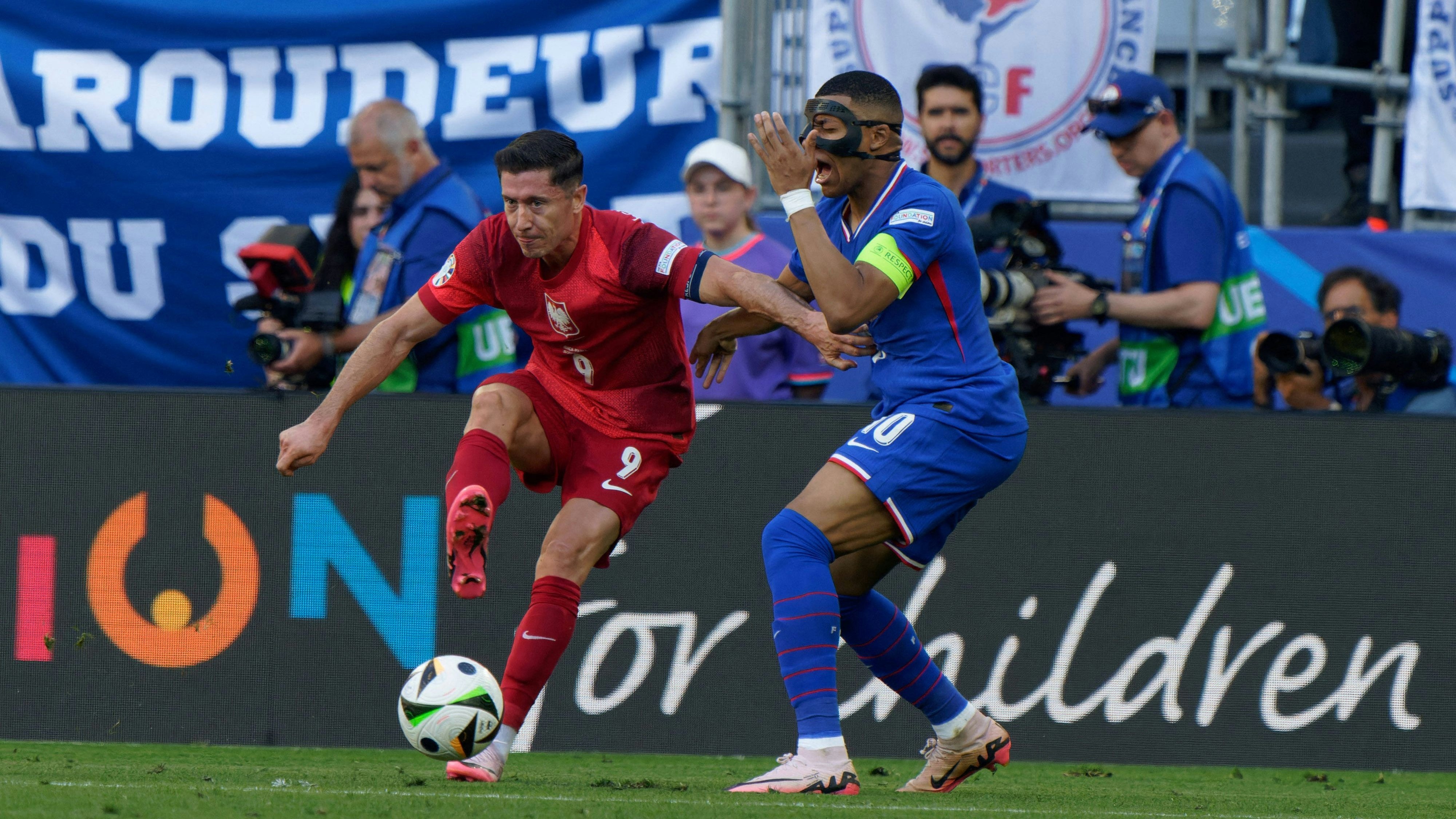 Dieser Zweikampf gegen Robert Lewandowski gefiel Frankreich-Star Kylian Mbappe gar nicht.