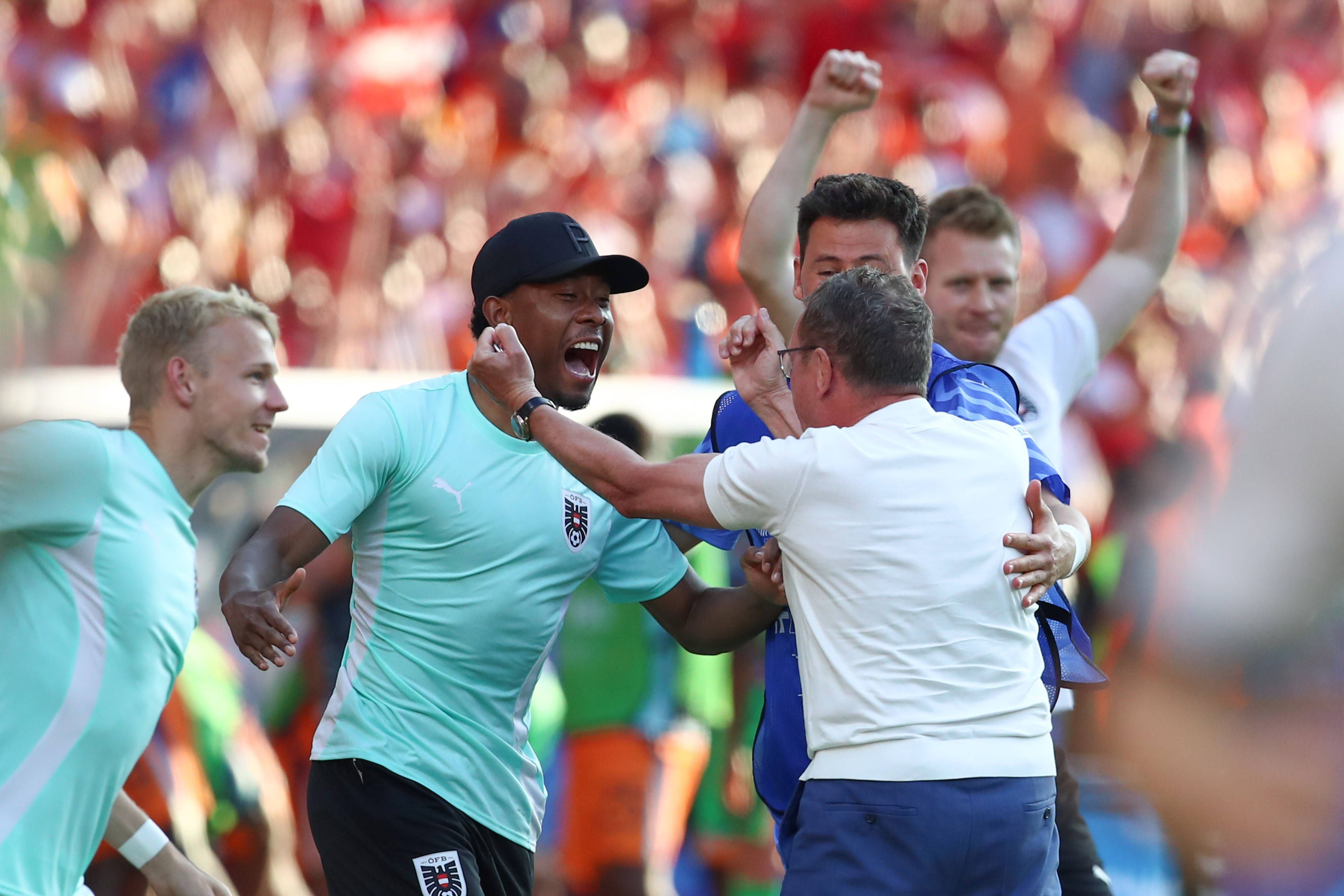 Alaba jubelt mit Teamchef Rangnick gegen Holland.
