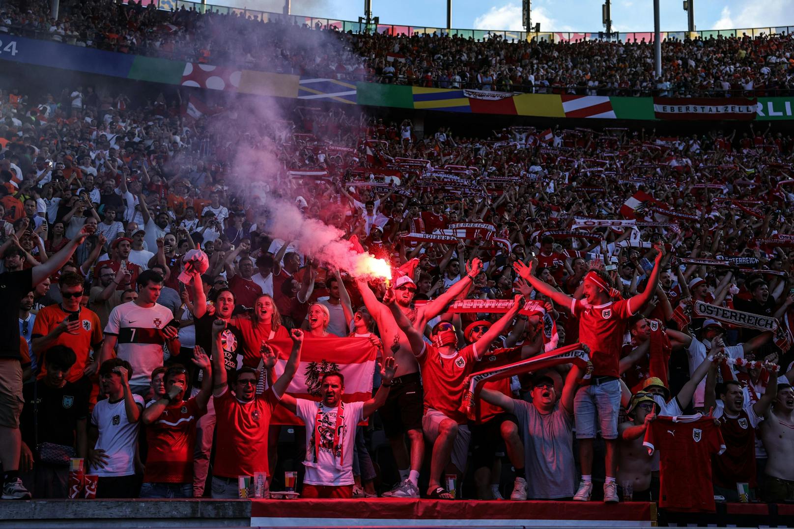Ist Pyrotechnik ein Verbrechen? Den Österreich-Fans war das nach dem furiosen Sieg egal.