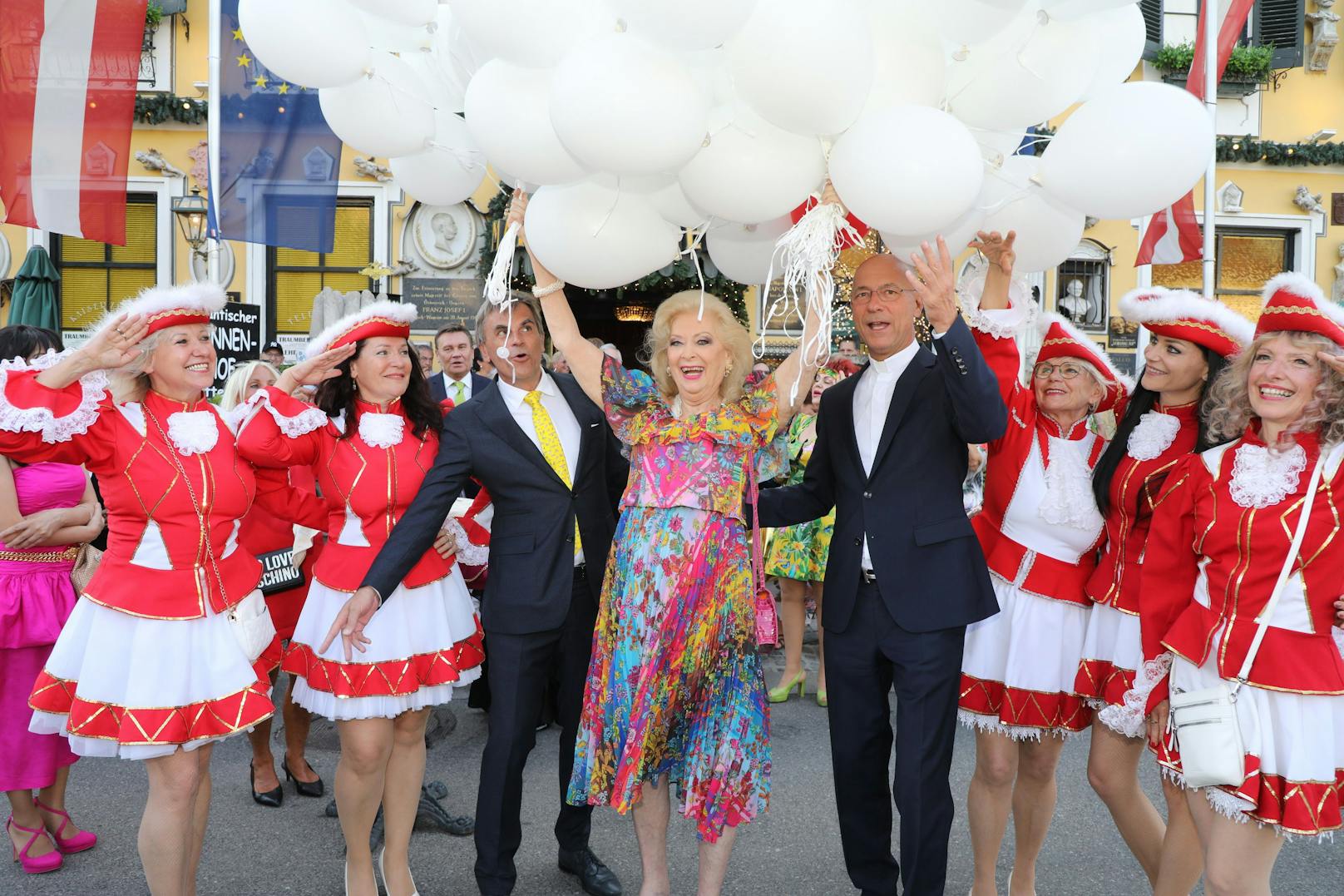 Anlässlich des Geburtstags der Grande Dame wurde ein Spektakel vor dem berühmt-berüchtigten Marchfelderhof veranstaltet und Ballons steigen gelassen ...