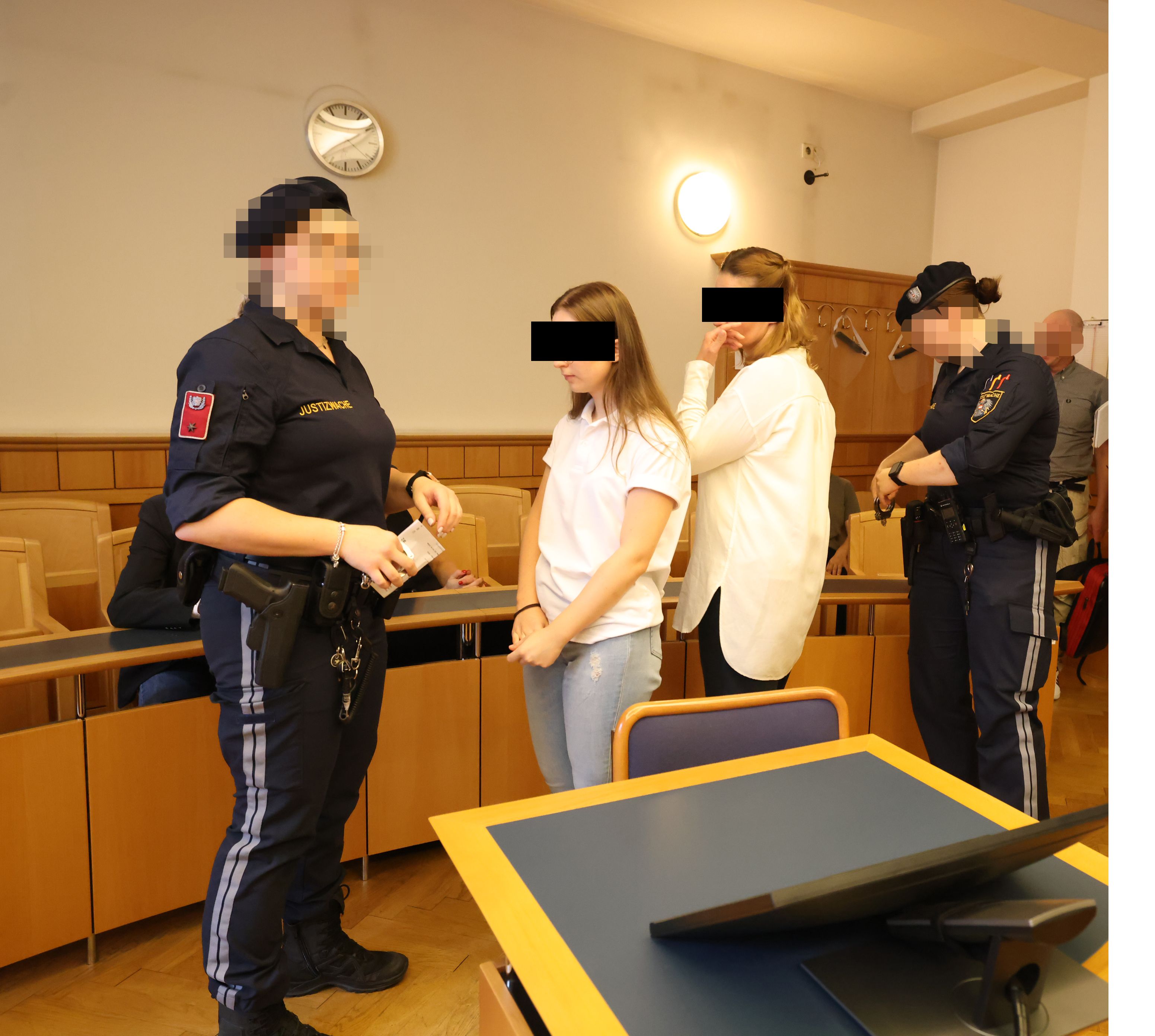 Mutter (42) und Tochter (19) standen vor Gericht.