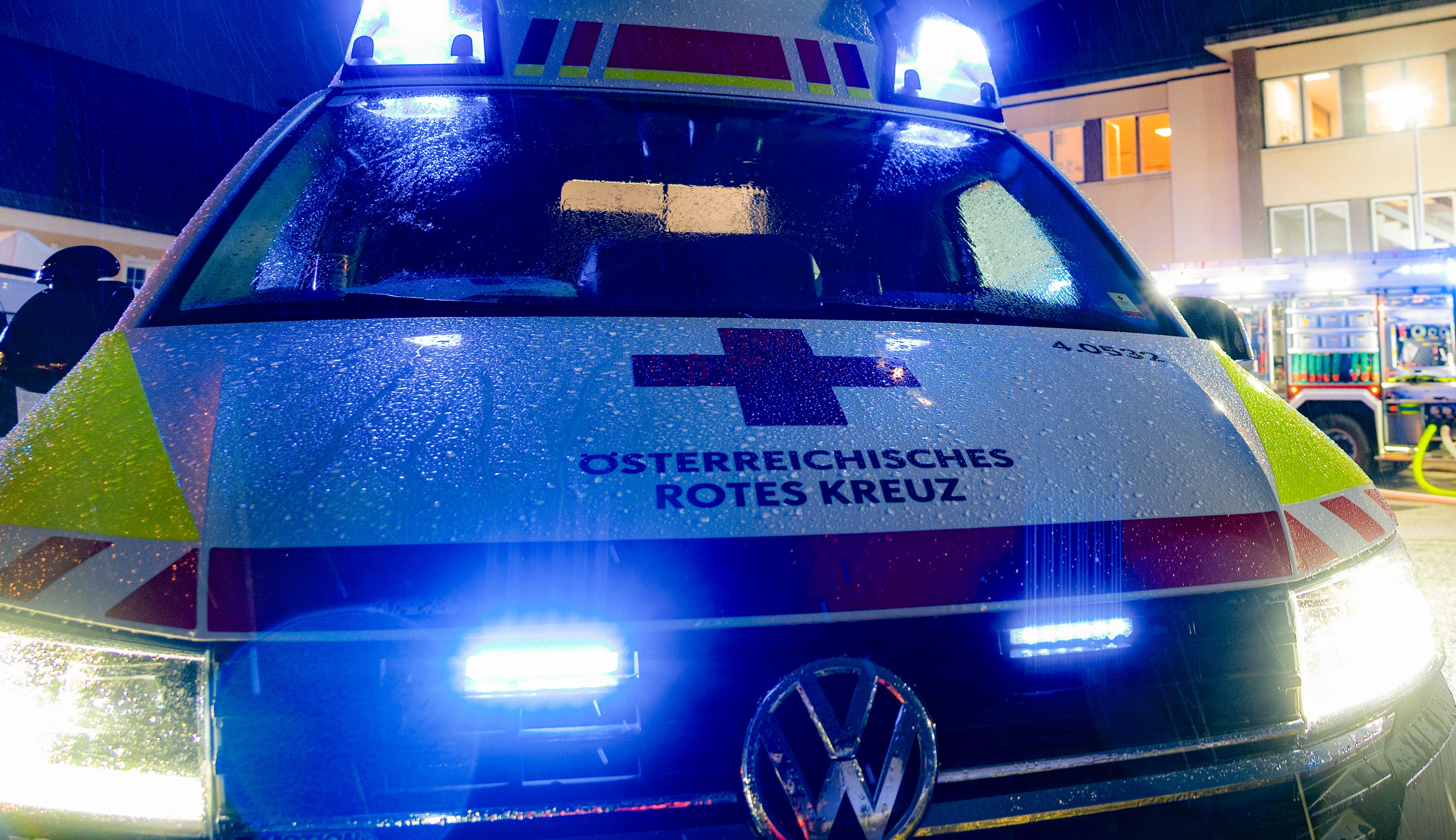 Einsatzfahrzeug des Österreichischen Roten Kreuzes bei Nacht. Symbolbild