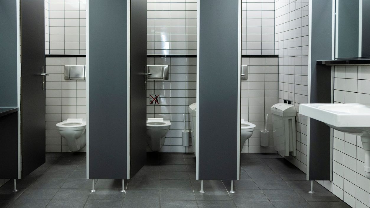Die Schülerin soll auf der Toilette zu Oralsex gezwungen worden sein.