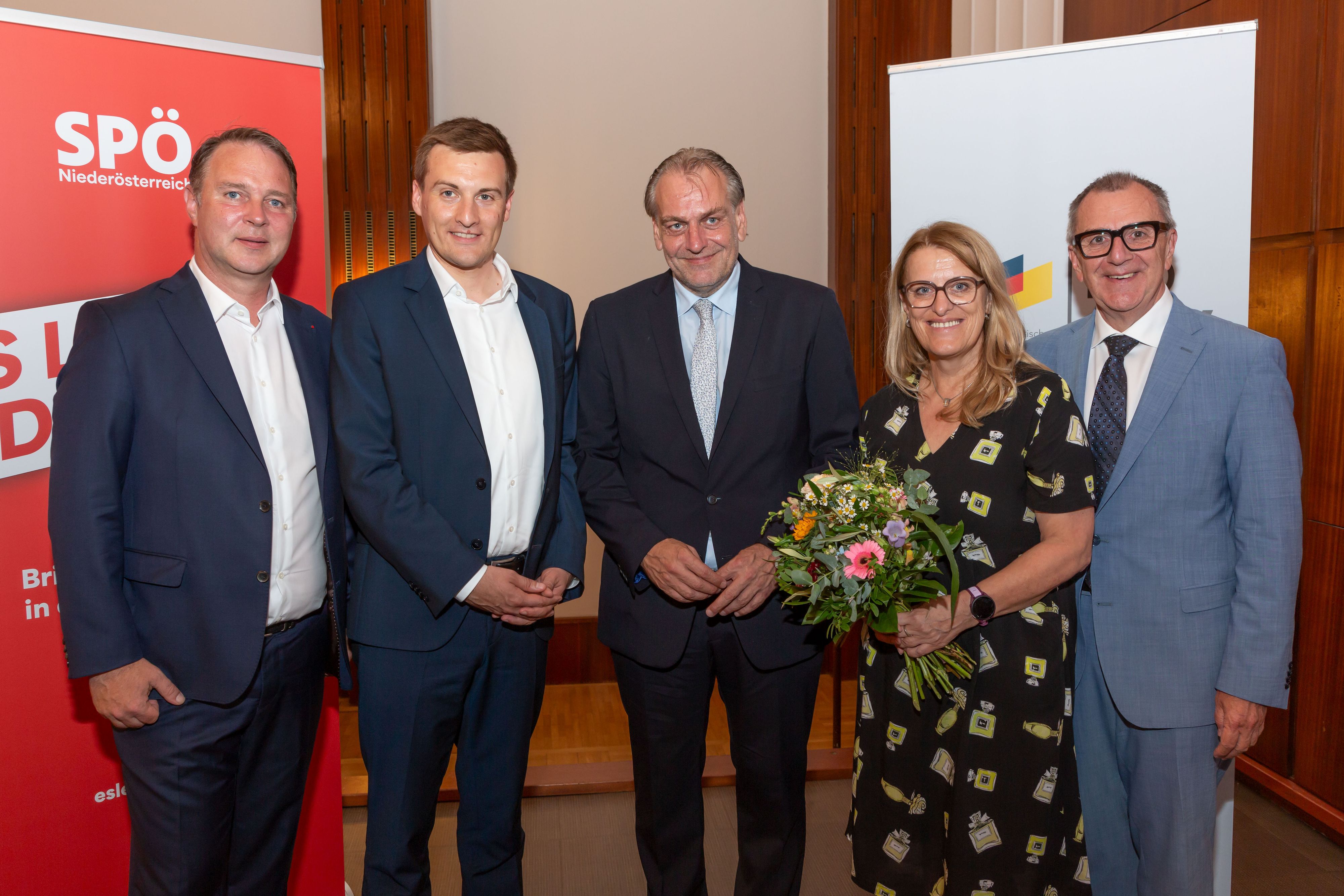Babler, Hergovich, Kollross, Königsberger-Ludwig und Dworak bei der Versammlung mit Neuwahl in St. Pölten