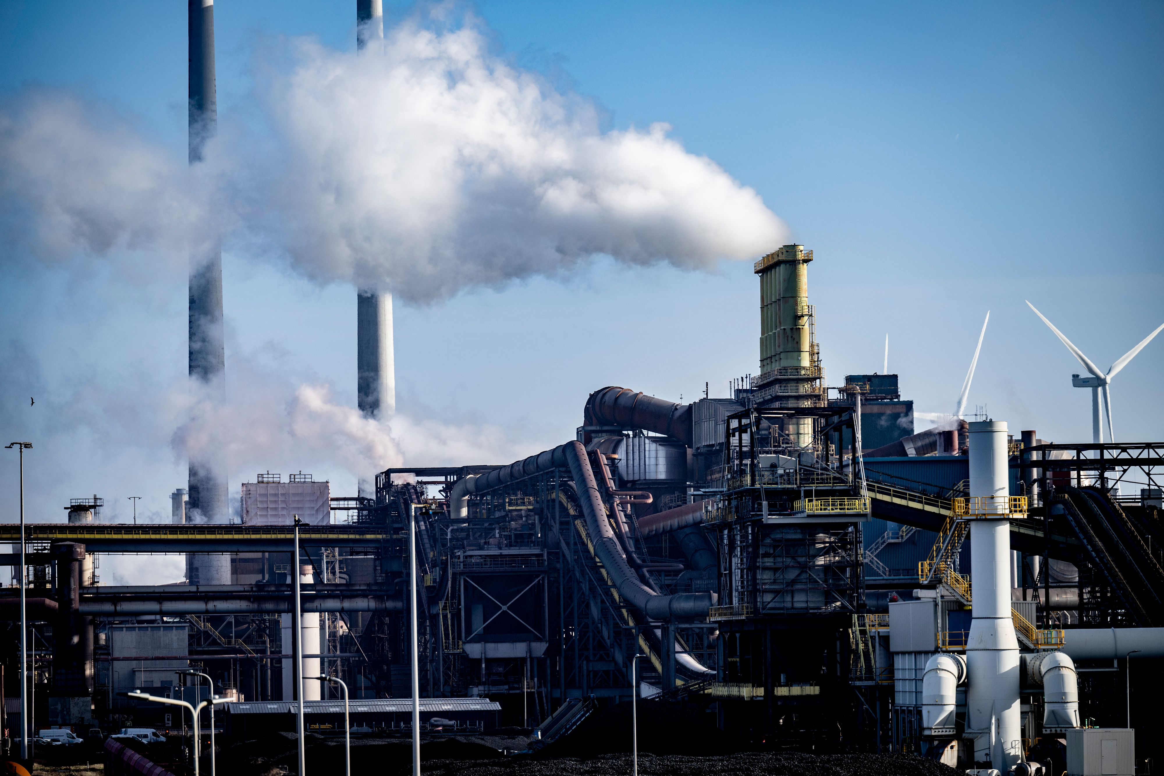 An Punktquellen wie den Schornsteinen von Hochöfen und Zementwerken soll CO2 abgeschieden und später geologisch eingelagert werden. 