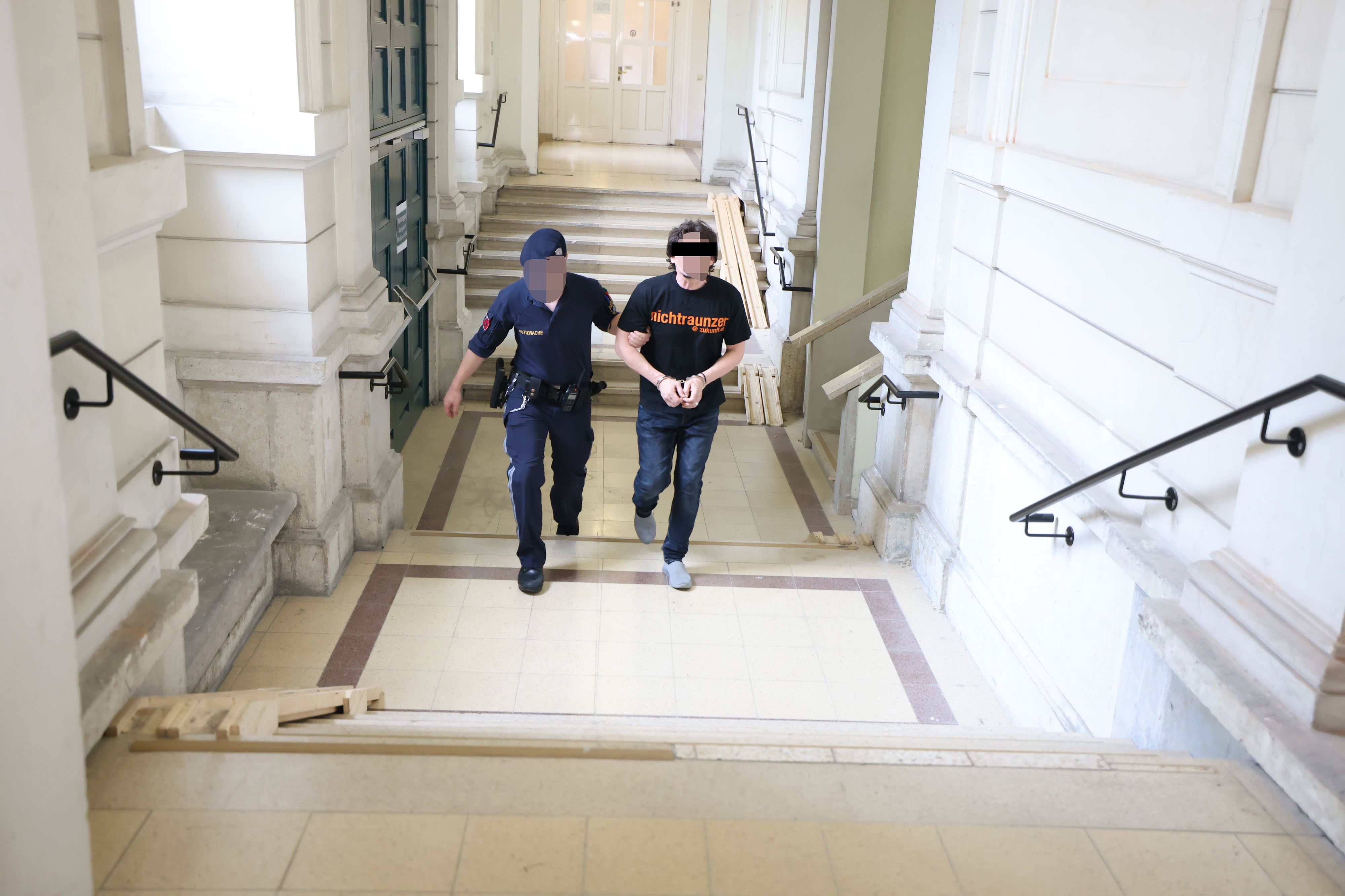 16-Jährige starb nach Überdosis: Angeklagter (55) vor Gericht.