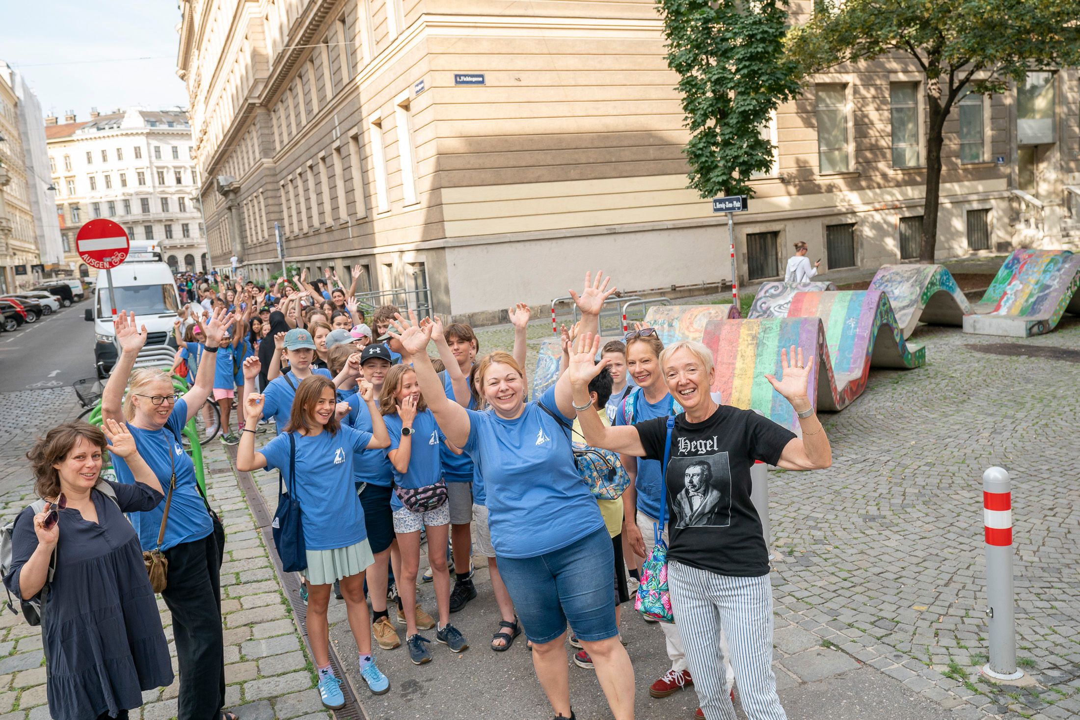Schüler, Lehrer und Direktorin Margot Stöger (rechts) freuen sich über die Rückkehr in das neue Schulgebäude.
