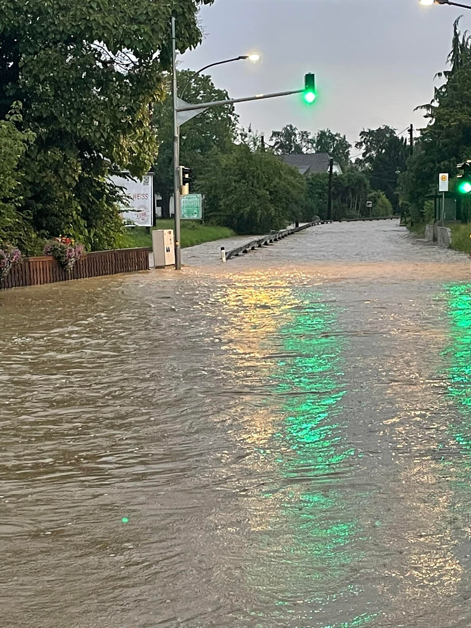 Land unter auf der Hauptstraße in Grambach in den frühen Morgenstunden des 27. Juni 2024.