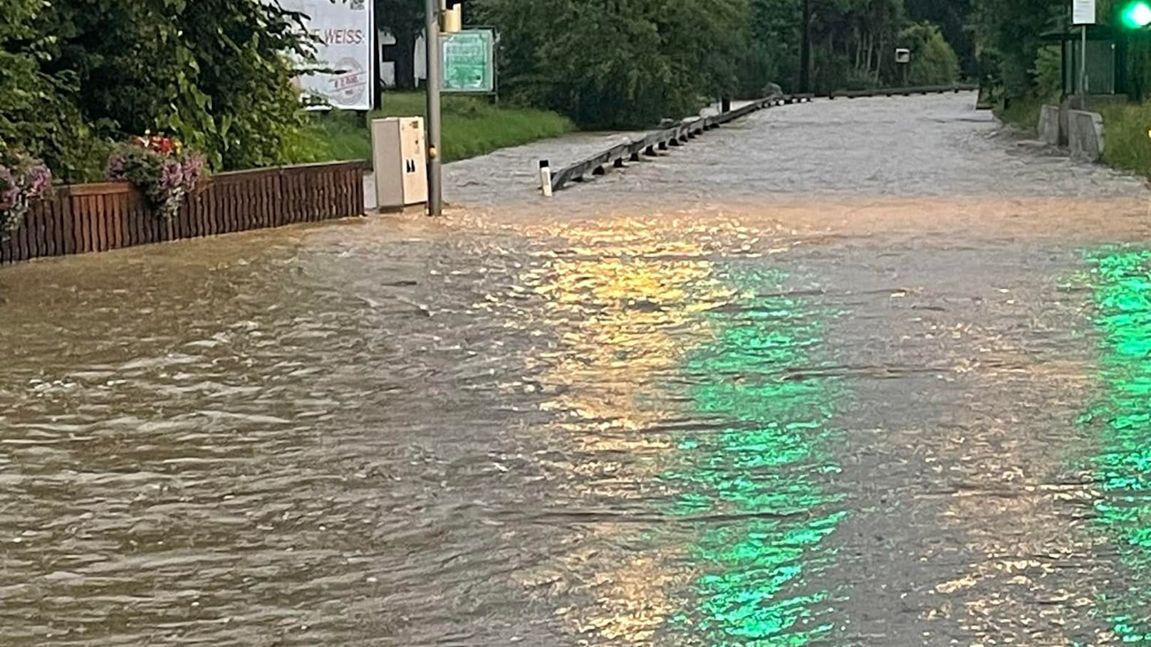 Sintflut-Gewitter, plötzlich ist ganze Hauptstraße weg