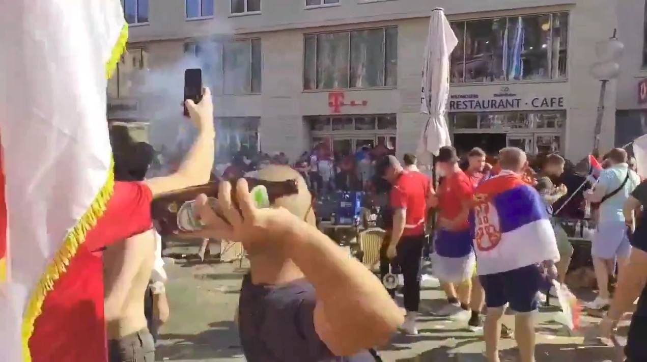 Die serbischen Fans sorgten in München für Negativ-Schlagzeilen.