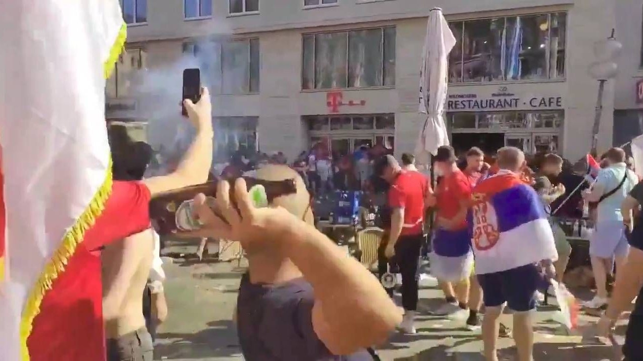 Die serbischen Fans sorgten in München für Negativ-Schlagzeilen.