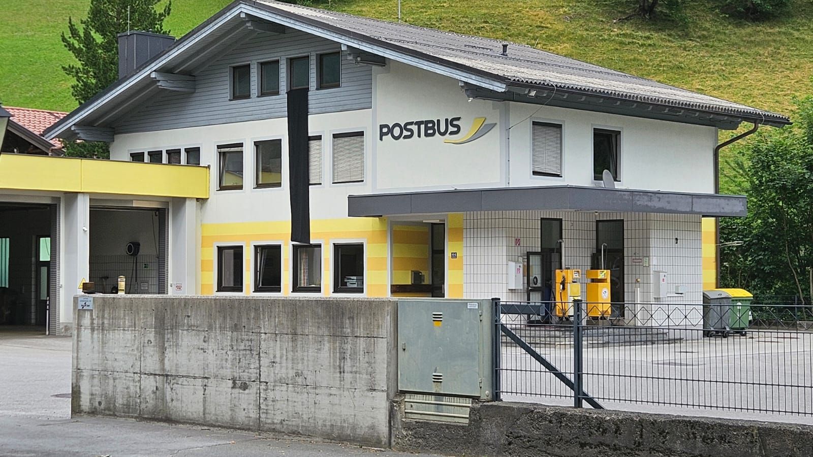 Das Opfer (40) hat als Postbusfahrerin gearbeitet und war in der Region sehr beliebt. An ihrem Arbeitsort wurde eine schwarze Flagge gehisst.