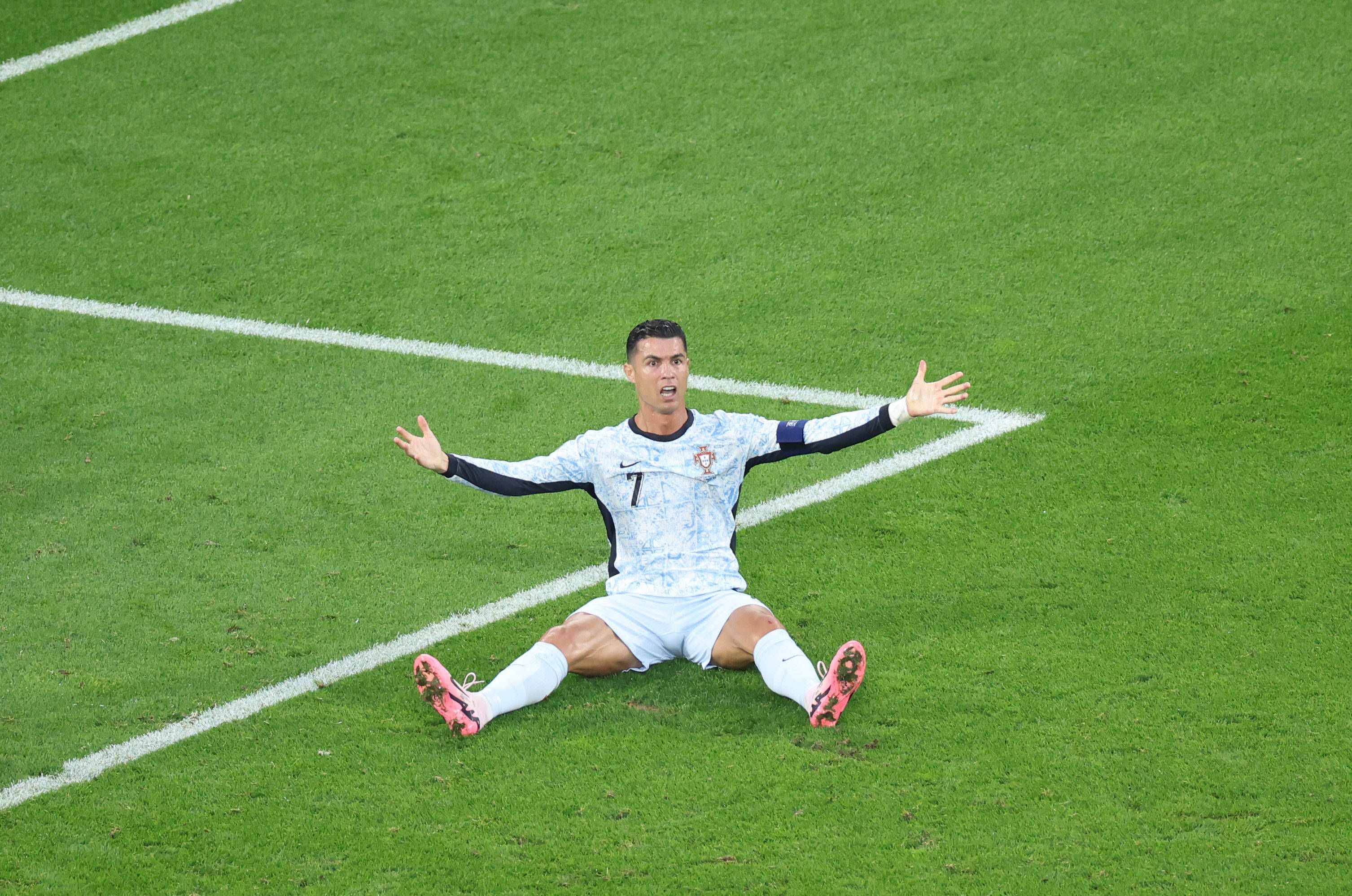 Cristiano Ronaldo beschwerte sich nach einem nicht gegebenen Elfmeter an ihm und sah die gelbe Karte.