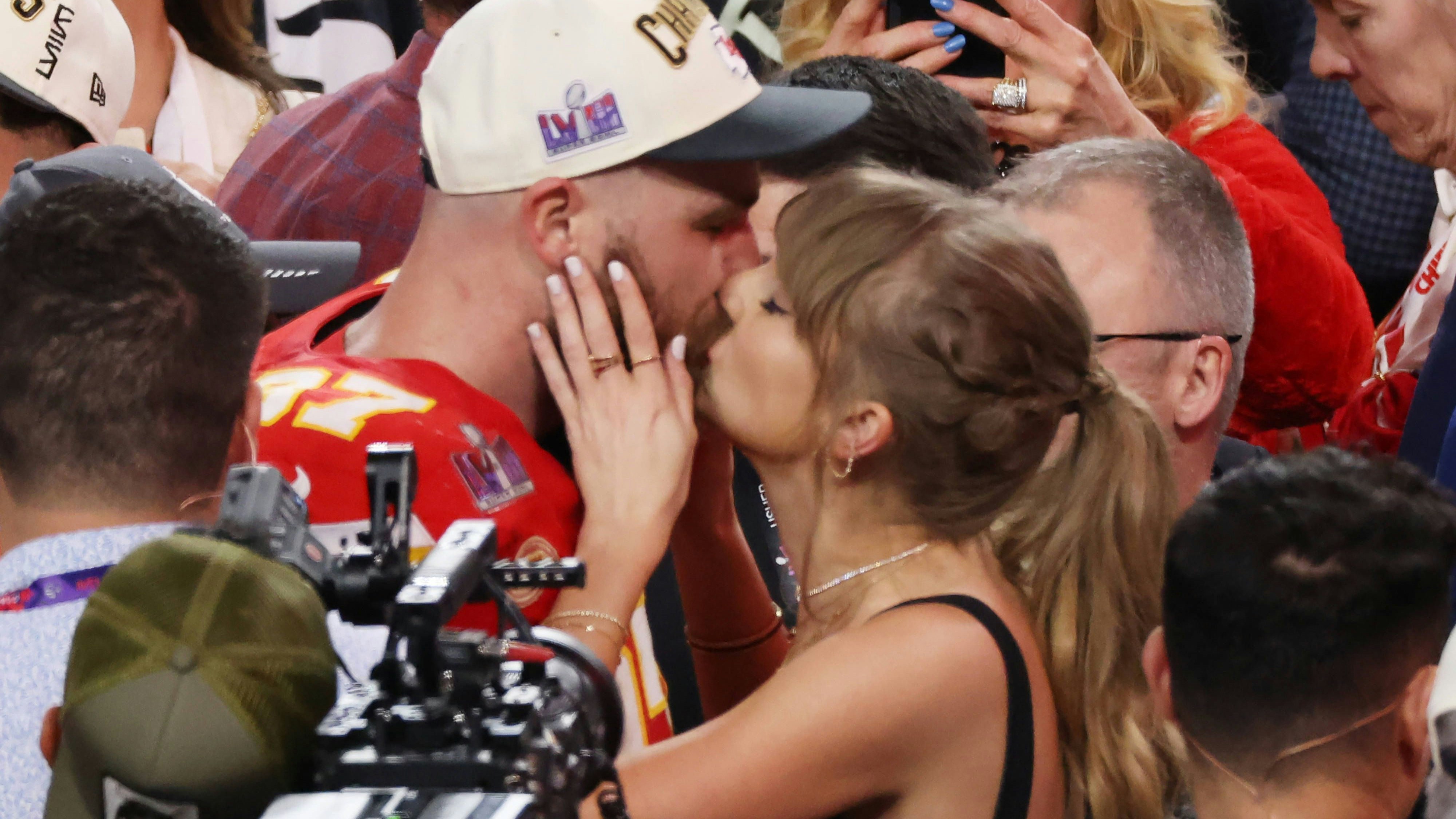 Taylor Swift küsste ihren Travis vor laufender Kamera.