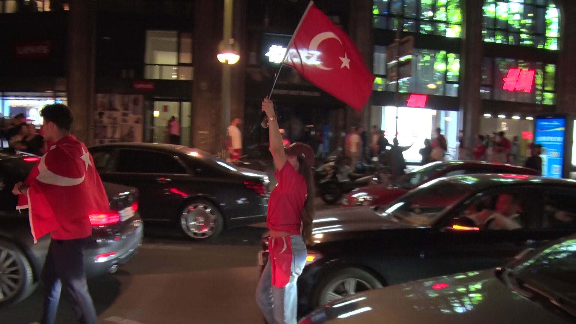 Über die Hermannstraße zogen Türkei-Autokorsos – ein Auto erfasst einen Fußgänger. 