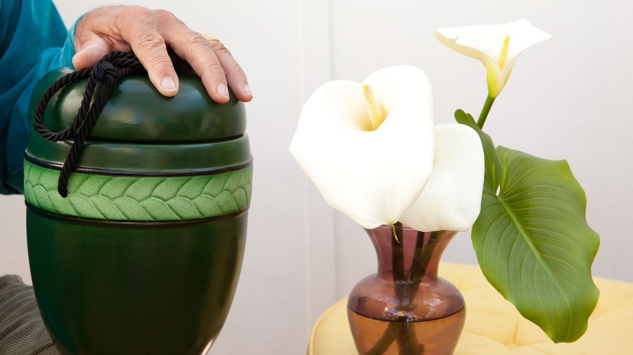 Am Friedhof Stockerau grub ein betrunkener Mann die Urne seiner Ex-Frau aus.