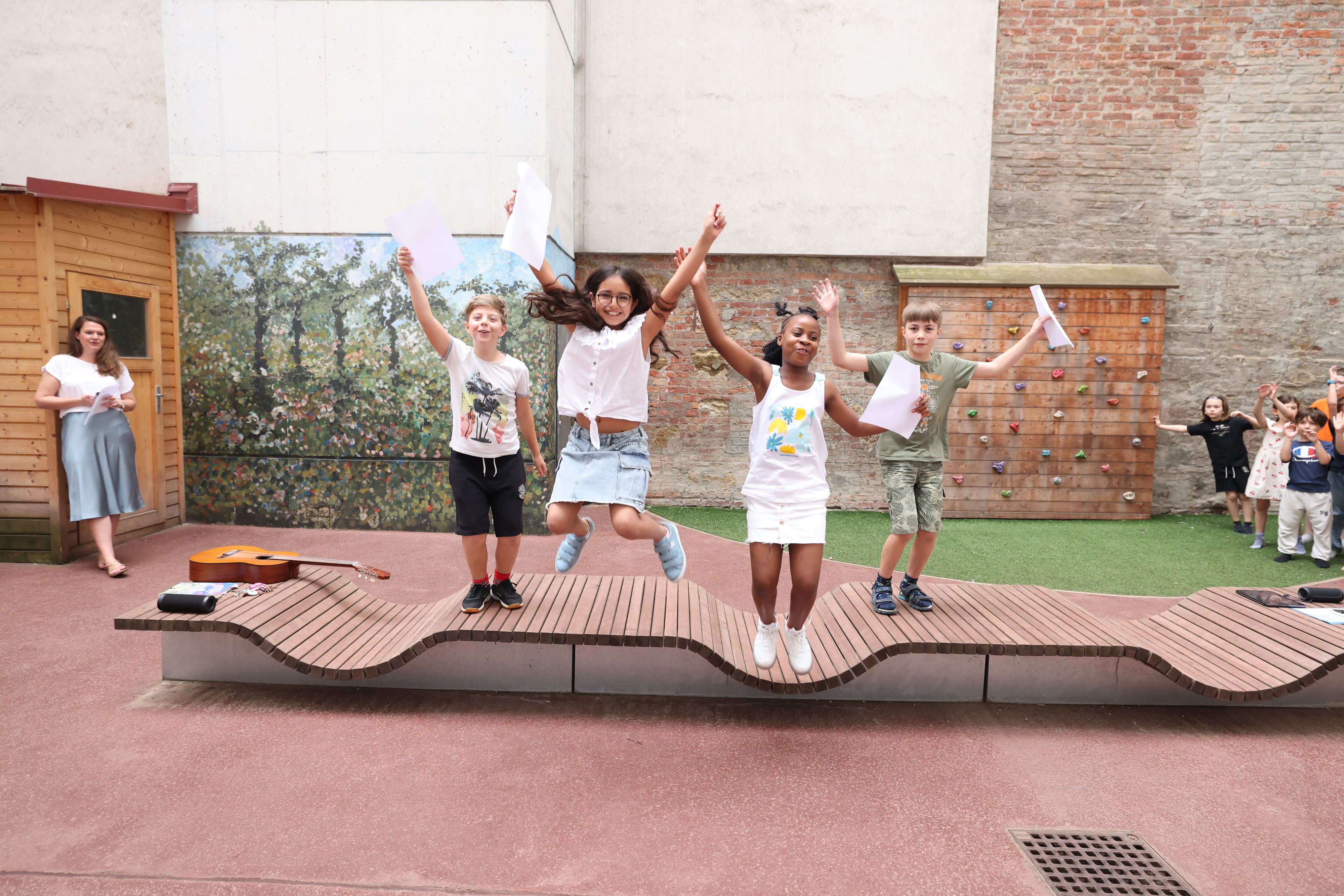 Die Kinder der VS Stubenbastei in der Inneren Stadt freuen sich über ihr Zeugnis.