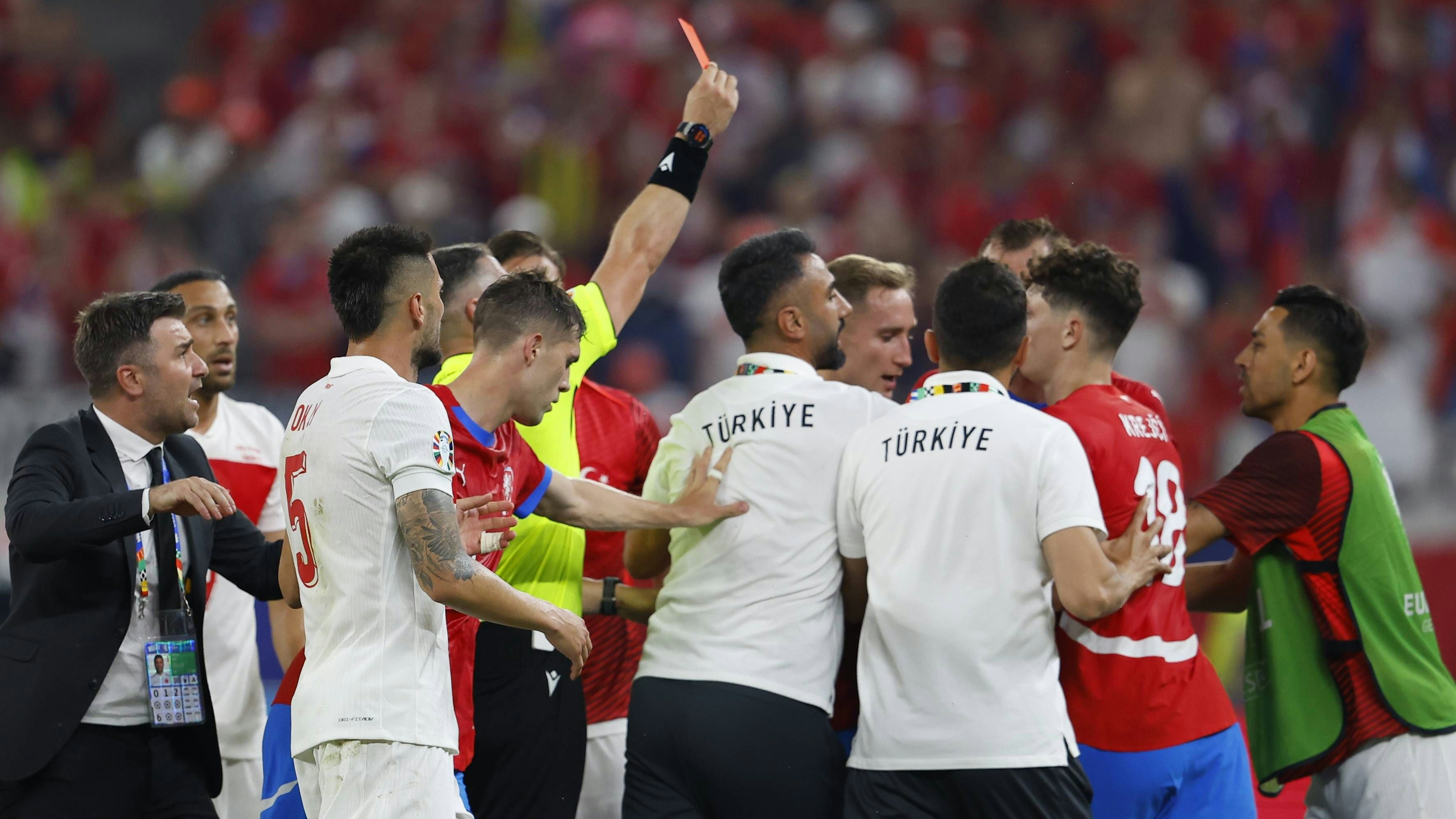 Bei Schiedsrichter Istvan Kovacs saßen die Karten im Spiel Tschechien gegen die Türkei sehr locker.