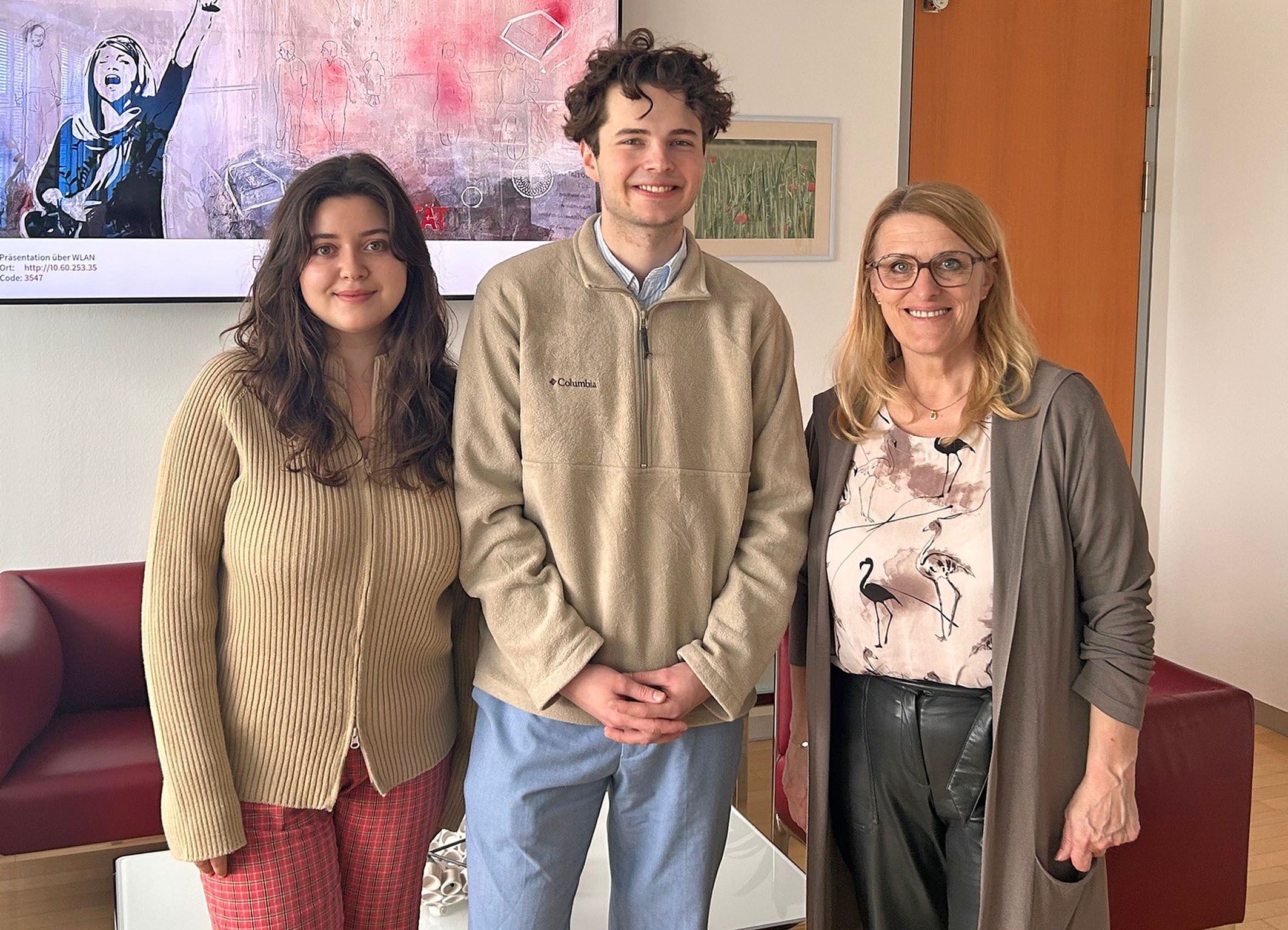 Lili Pick, Florian Boschek (beide von der Initiative „HPV-Impfung jetzt“) sowie Landesrätin Ulrike Königsberger-Ludwig anlässlich eines kürzlich stattgefundenen Gesprächs zum Thema HPV-Aufklärung in den Büroräumlichkeiten der Landesrätin. 