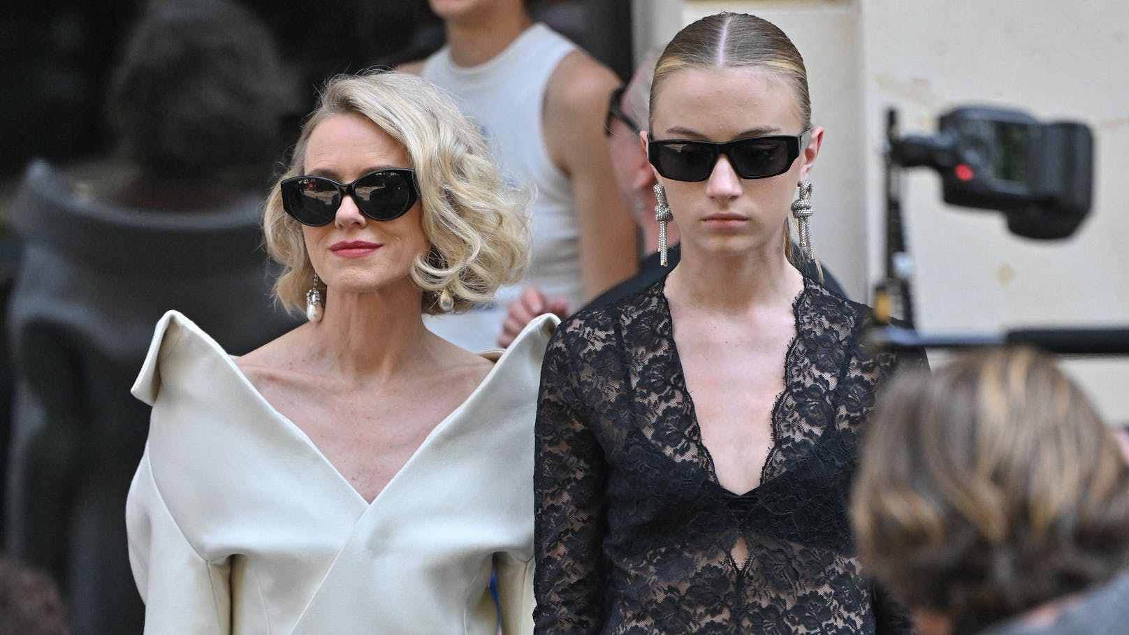 Naomi Watts kam ebenfalls mit ihrer jungen Tochter Kai Schreiber zur Pariser Show von Balenciaga.