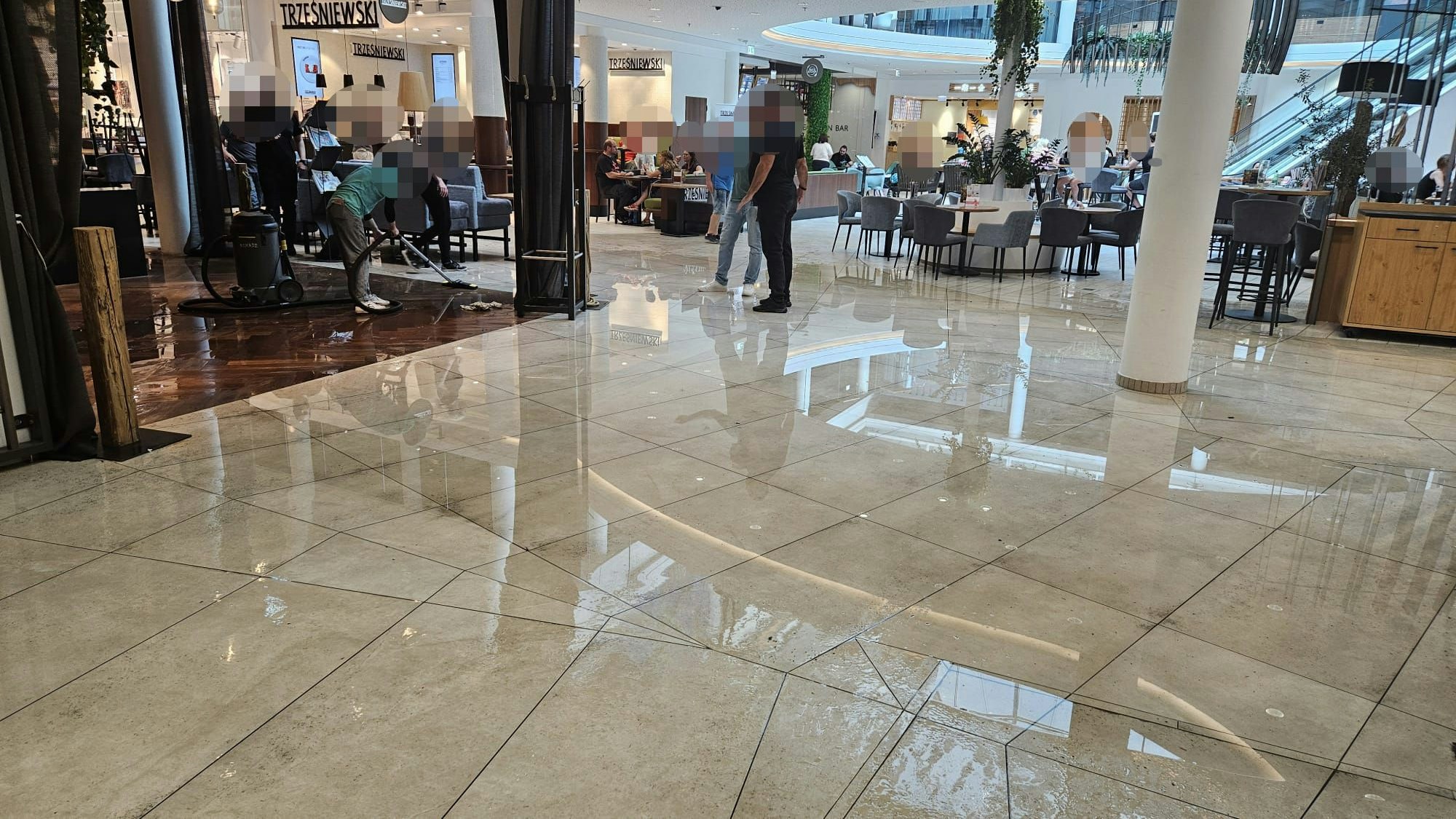 Nach dem Wolkenbruch stand die Linzerie unter Wasser, mit Staubsaugern kämpften Mitarbeiter dagegen an.