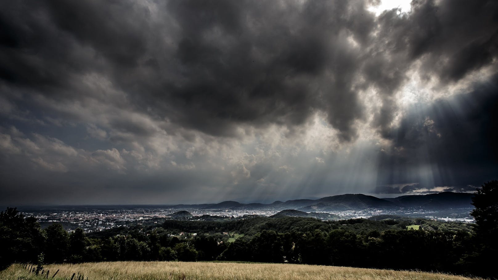 Wetter-Experten kündigen jetzt Gewitter im Osten an