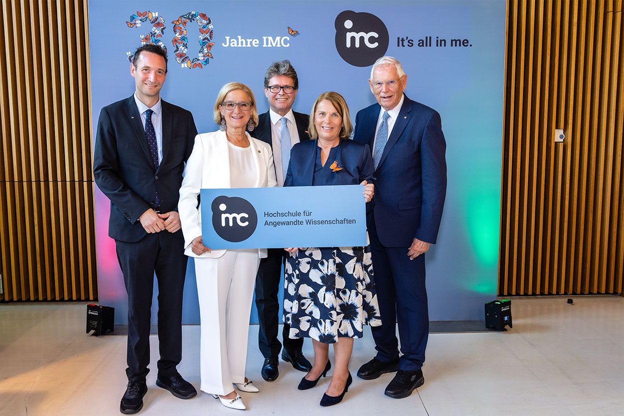 IMC-Geschäftsführer Udo Brändle, Landeshauptfrau Johanna Mikl-Leitner, Bundesminister für Bildung, Wissenschaft und Forschung Martin Polaschek, IMC-Geschäftsführerin Ulrike Prommer und IMC-Firmengründer und -Aufsichtsratsvorsitzender Heinz Boyer feierten das 30-jährige Jubiläum des IMC Krems