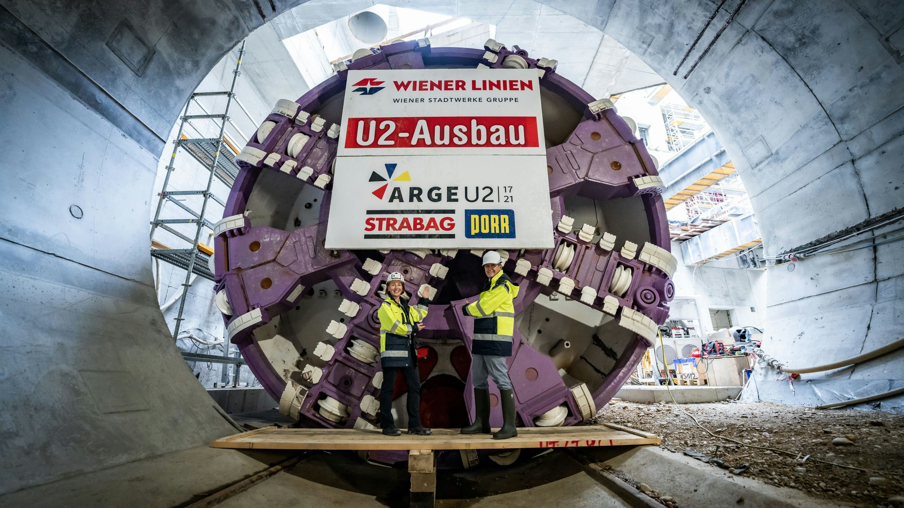 Geschäftsführerin technischer Bereich Wiener Linien Gudrun Senk und Stadtrat Peter Hanke vor der U2 Tunnelvortriebsmaschine