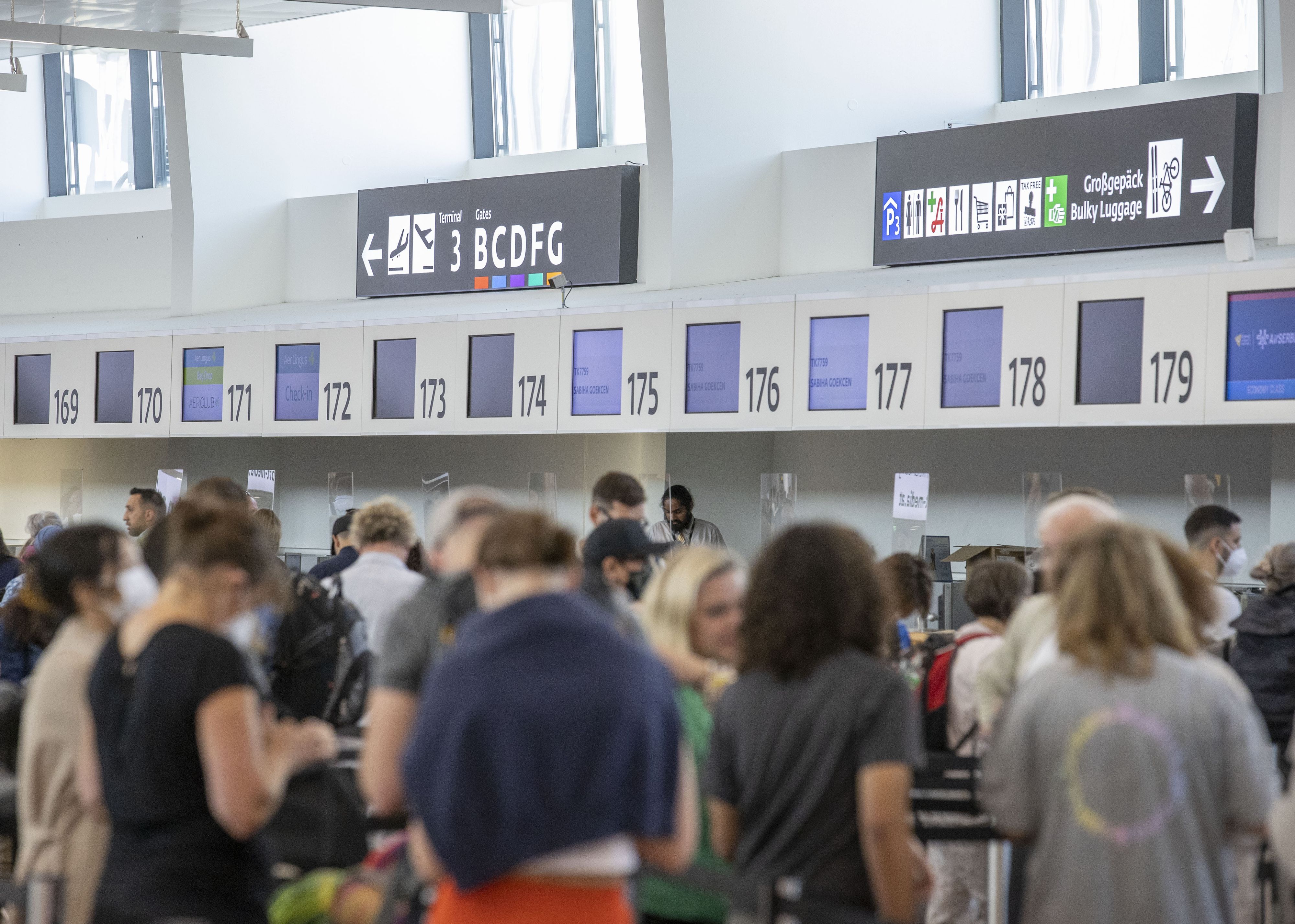 Am Flughafen Wien kam es unwetterbedingt zu langen Wartenschlangen wegen Umbuchungen.