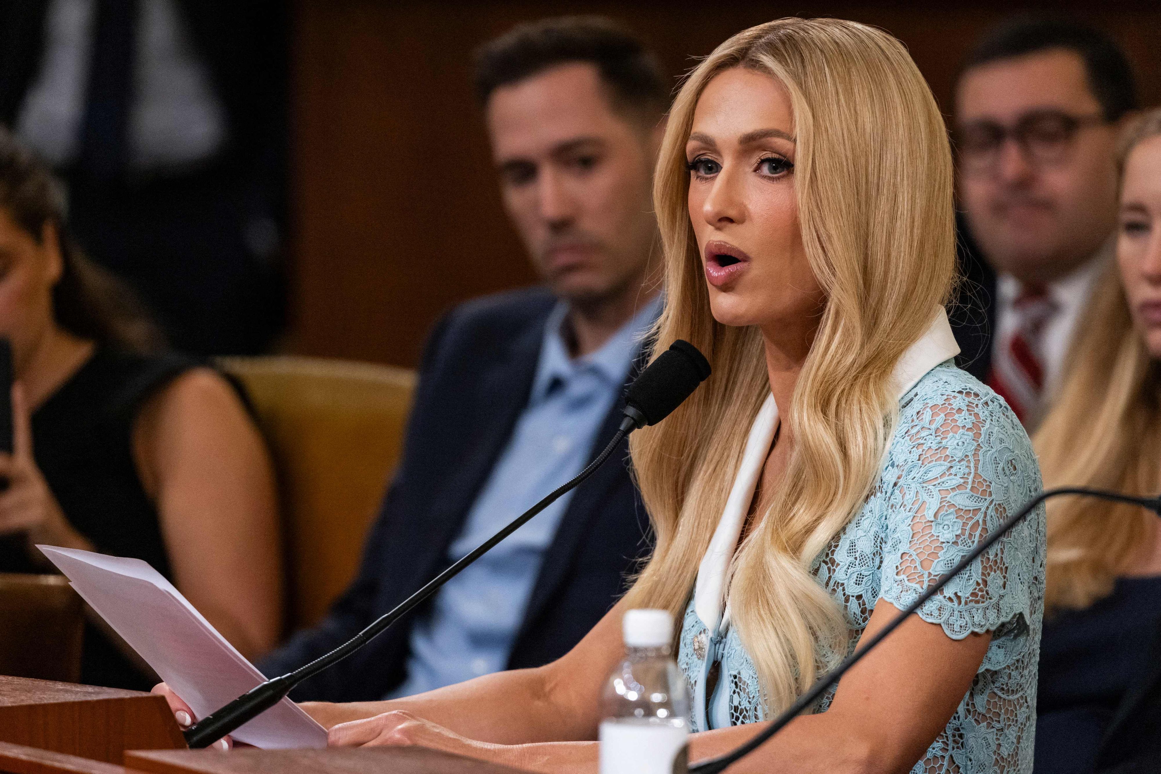 Paris Hilton setzt sich für Kinder in Washington ein.