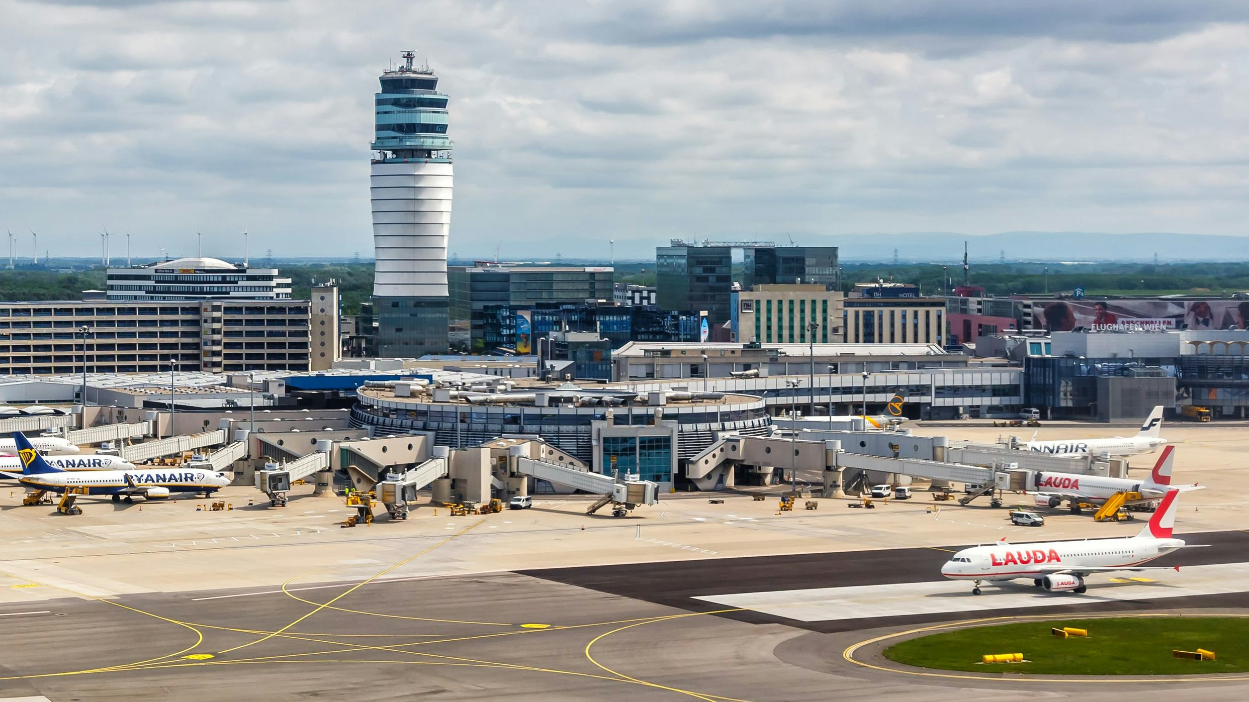 Heute.at - Mitarbeiter am Flughafen Schwechat bangen um Geld