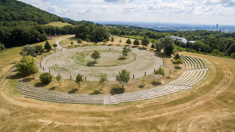 Nicht weit vom Lebensbaumkreis befindet sich der Spielplatz, von dem der kleine Ausreißer plötzlich verschwunden war.