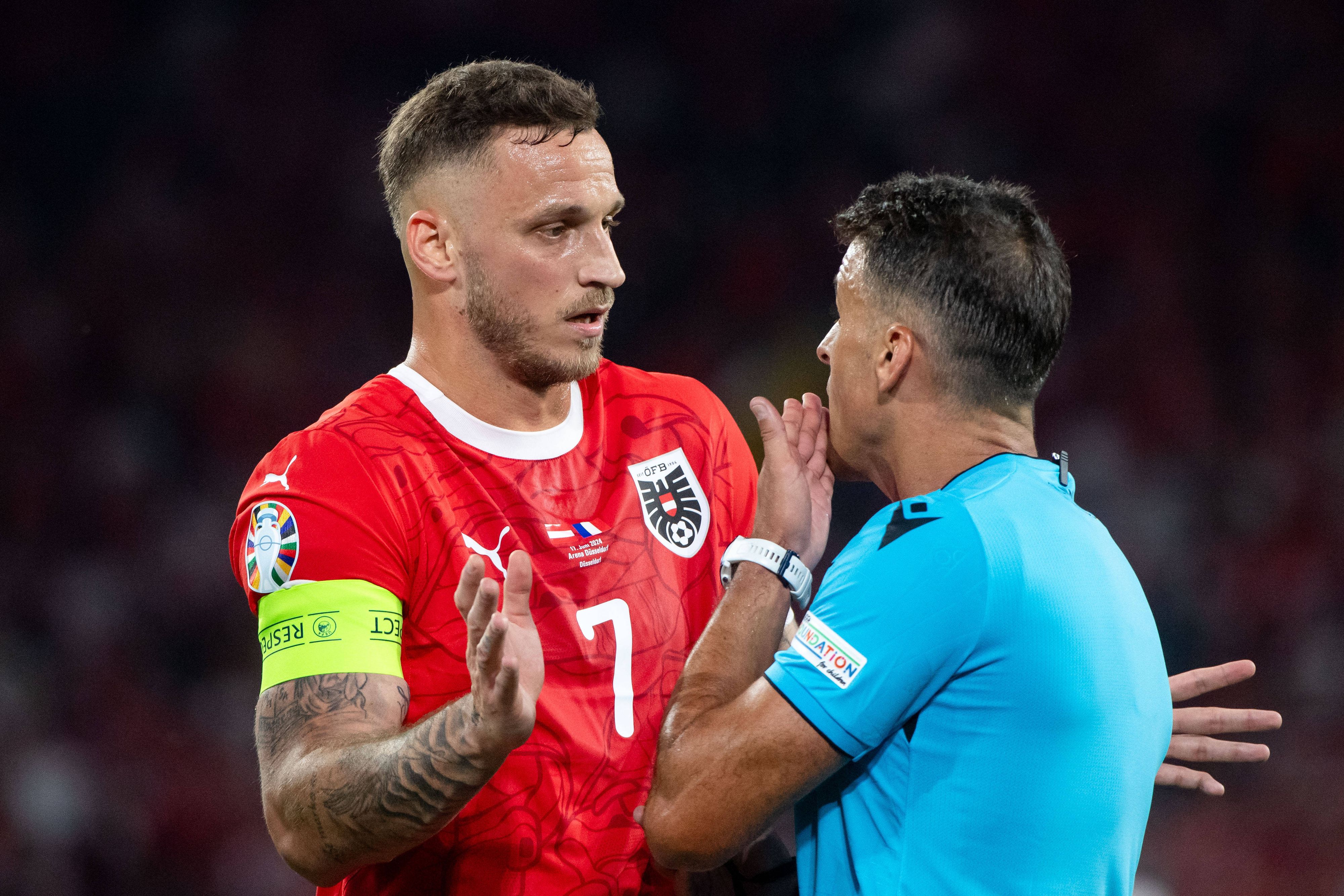 Schiedsrichter Jesus Gil Manzano im Gespräch mit ÖFB-Kapitän Marko Arnautovic. 