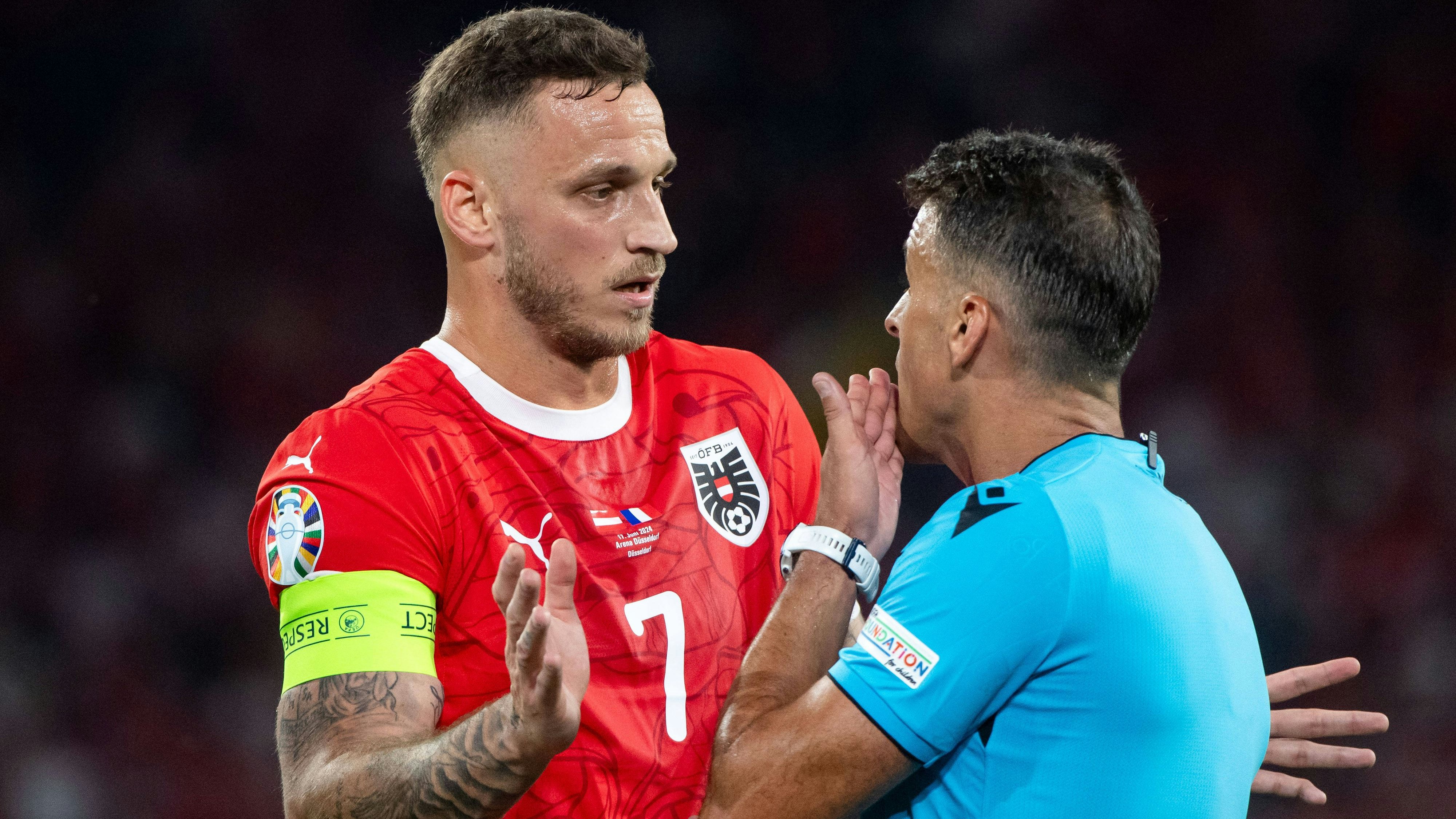 Schiedsrichter Jesus Gil Manzano im Gespräch mit ÖFB-Kapitän Marko Arnautovic. 