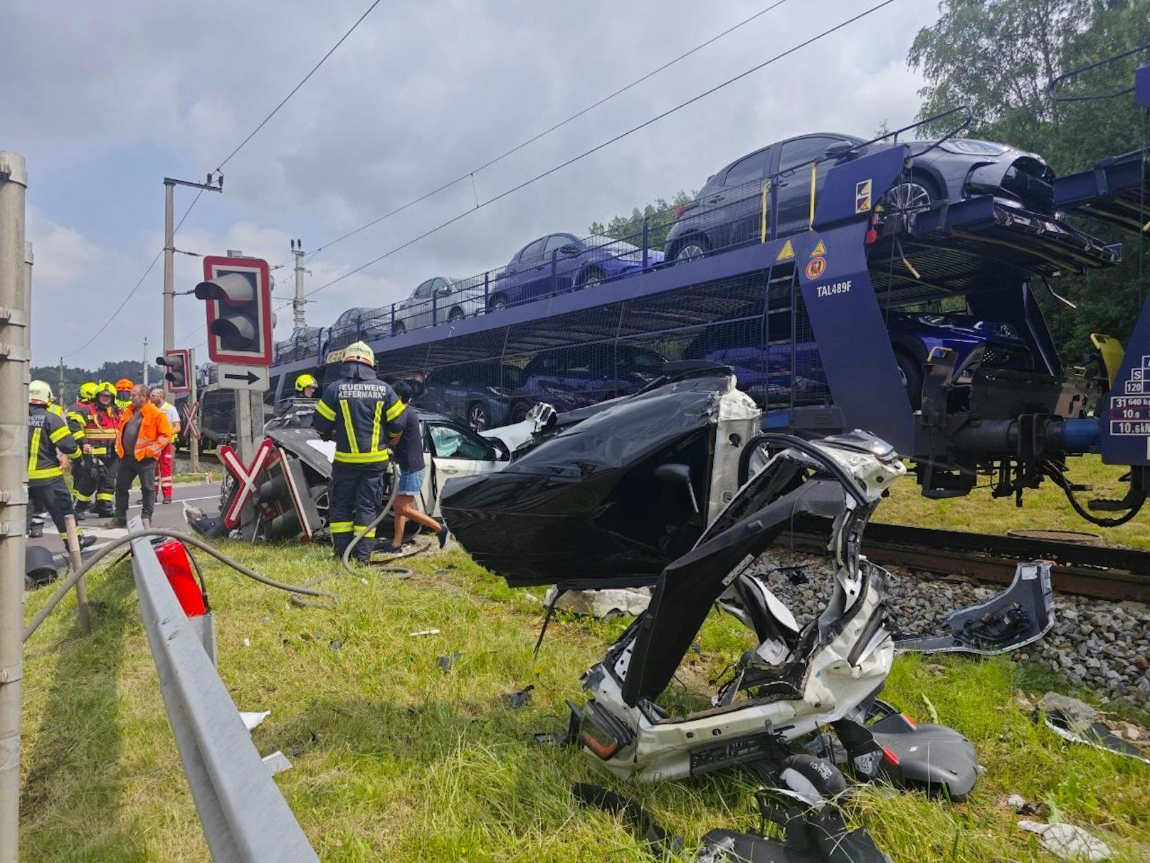 Am Bahnübergang in Kefermarkt in Oberösterreich ist ein Auto mit einem Güterzug kollidiert.