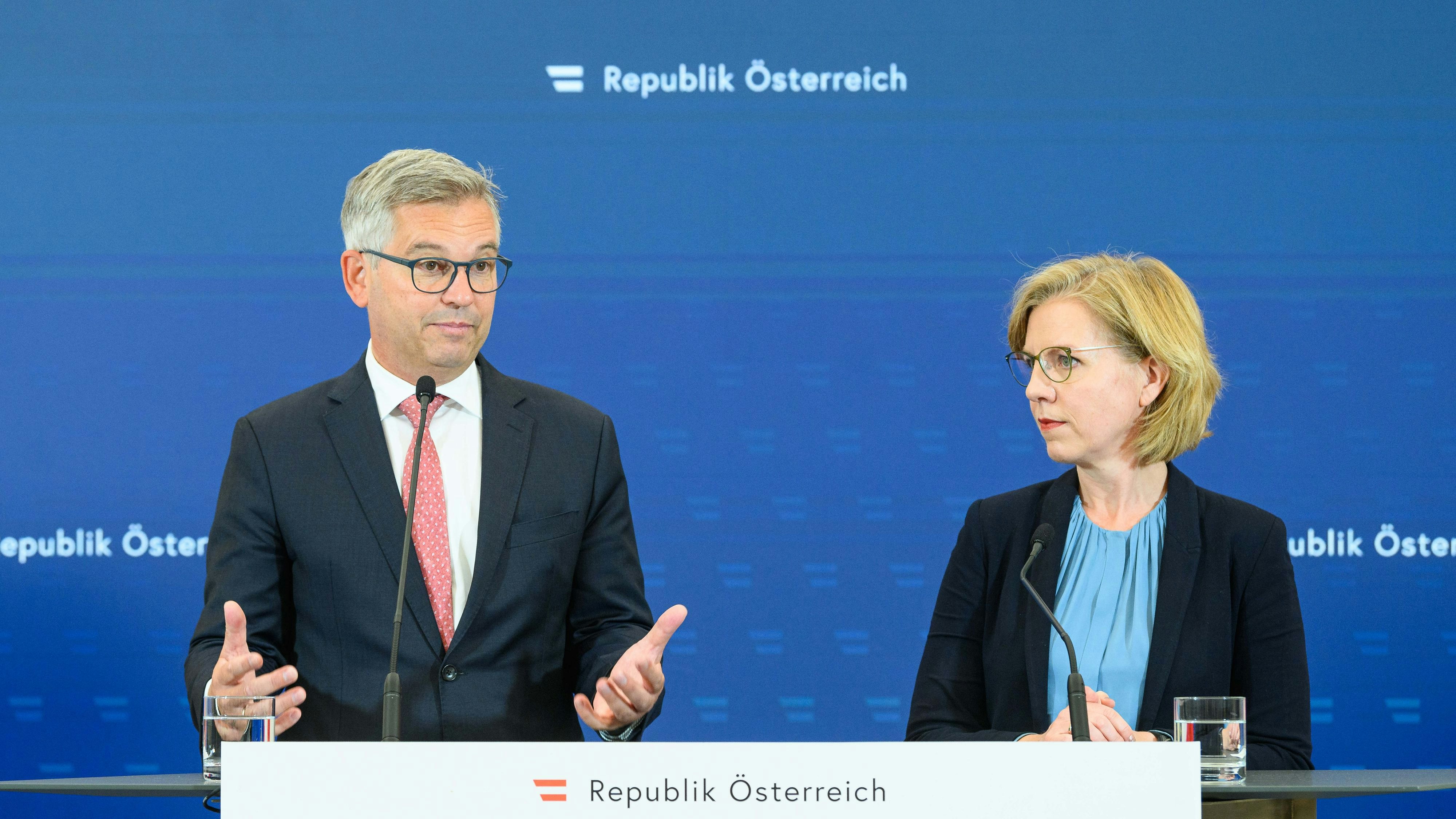 Download von www.picturedesk.com am 28.06.2024 (14:44).  WIEN, OESTERREICH - 12. JUNI: Finanzminister Magnus Brunner (OEVP) und Infrastrukturministerin Leonore Gewessler (Gruene) beim Pressefoyer nach dem Ministerrat im Parlament am 12. Juni, 2024 in Wien, Oesterreich.240612_SEPA_32_028 - 20240612_PD1591 - Rechteinfo: Rights Managed (RM)
