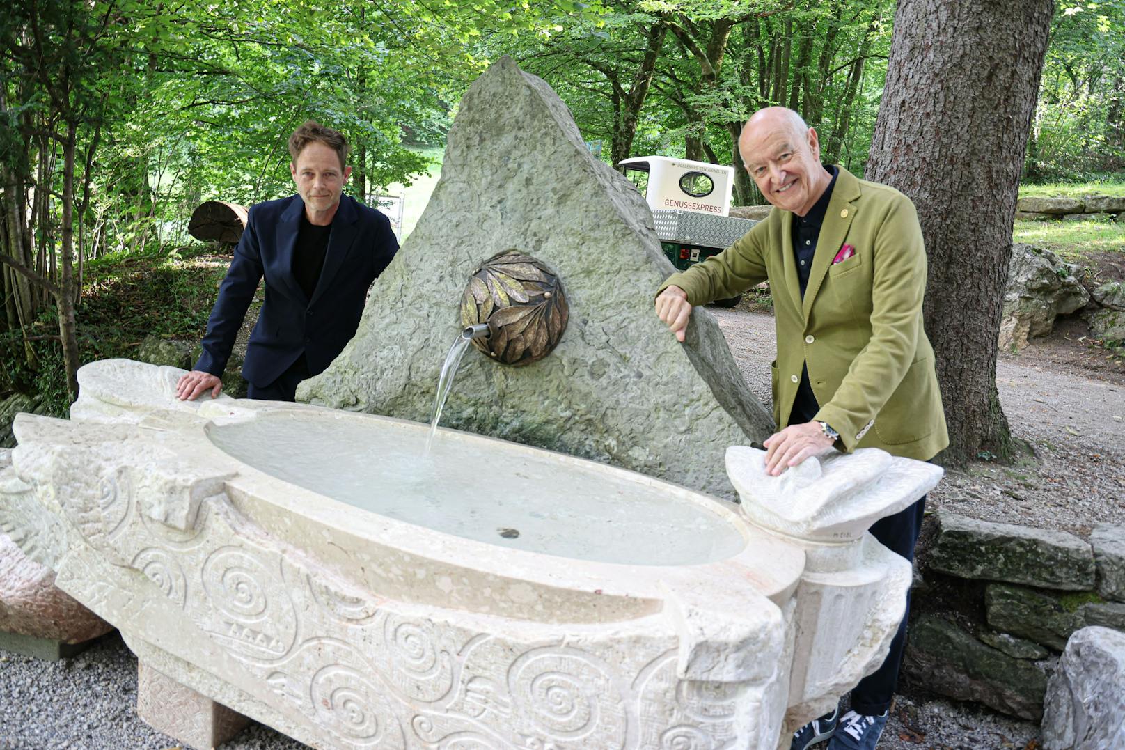 Künstler Hermann Eisl mit Hermann Döllerer (rechts) beim Klimt-Brunnen am Egelsee