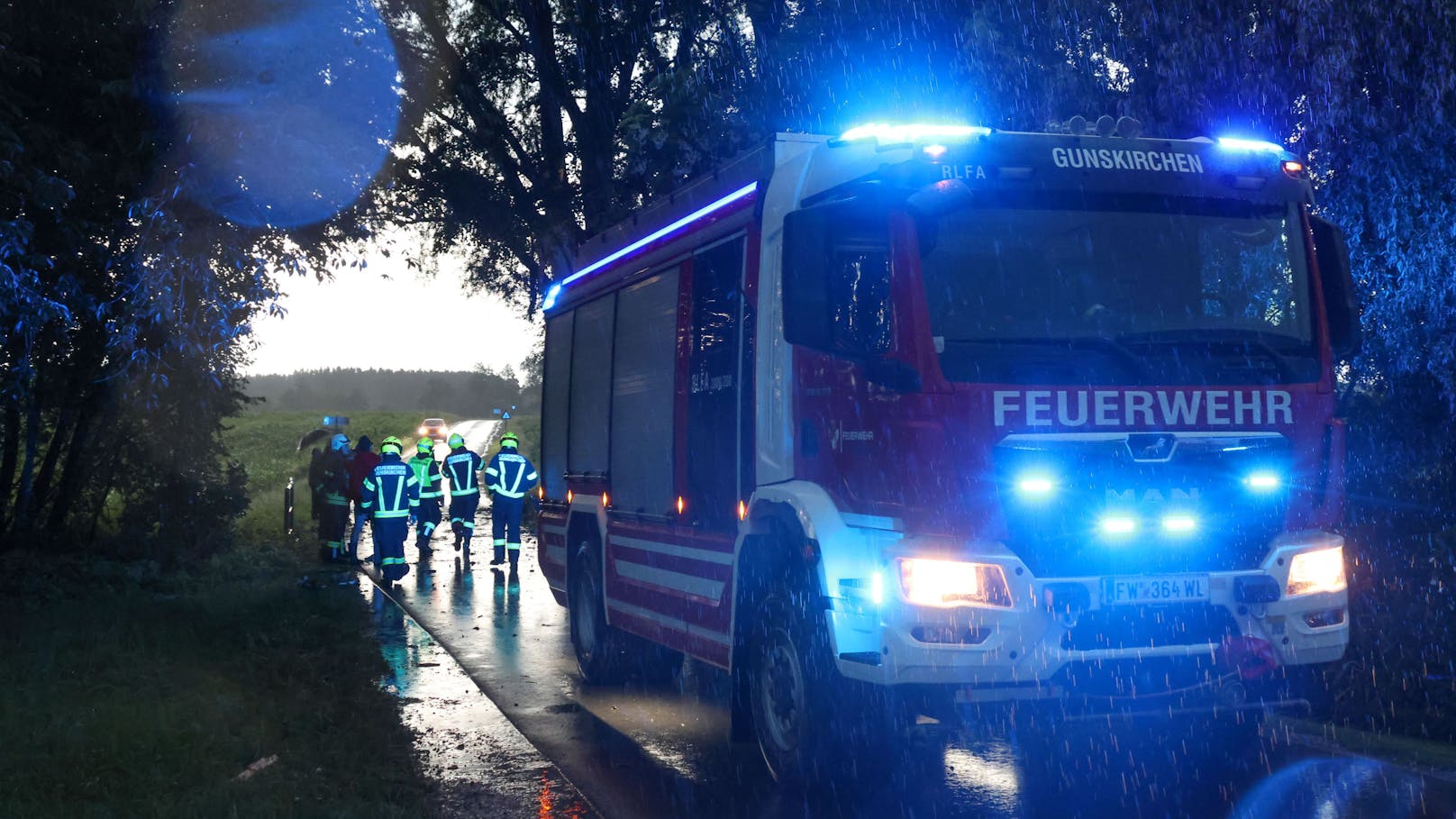 Ein gewittriger Donnerstagabend hat in Oberösterreich für einige Einsätze der Feuerwehren gesorgt. In Gunskirchen (Bezirk Wels-Land) hat ein Blitzeinschlag einen massiven Baum schwer beschädigt.