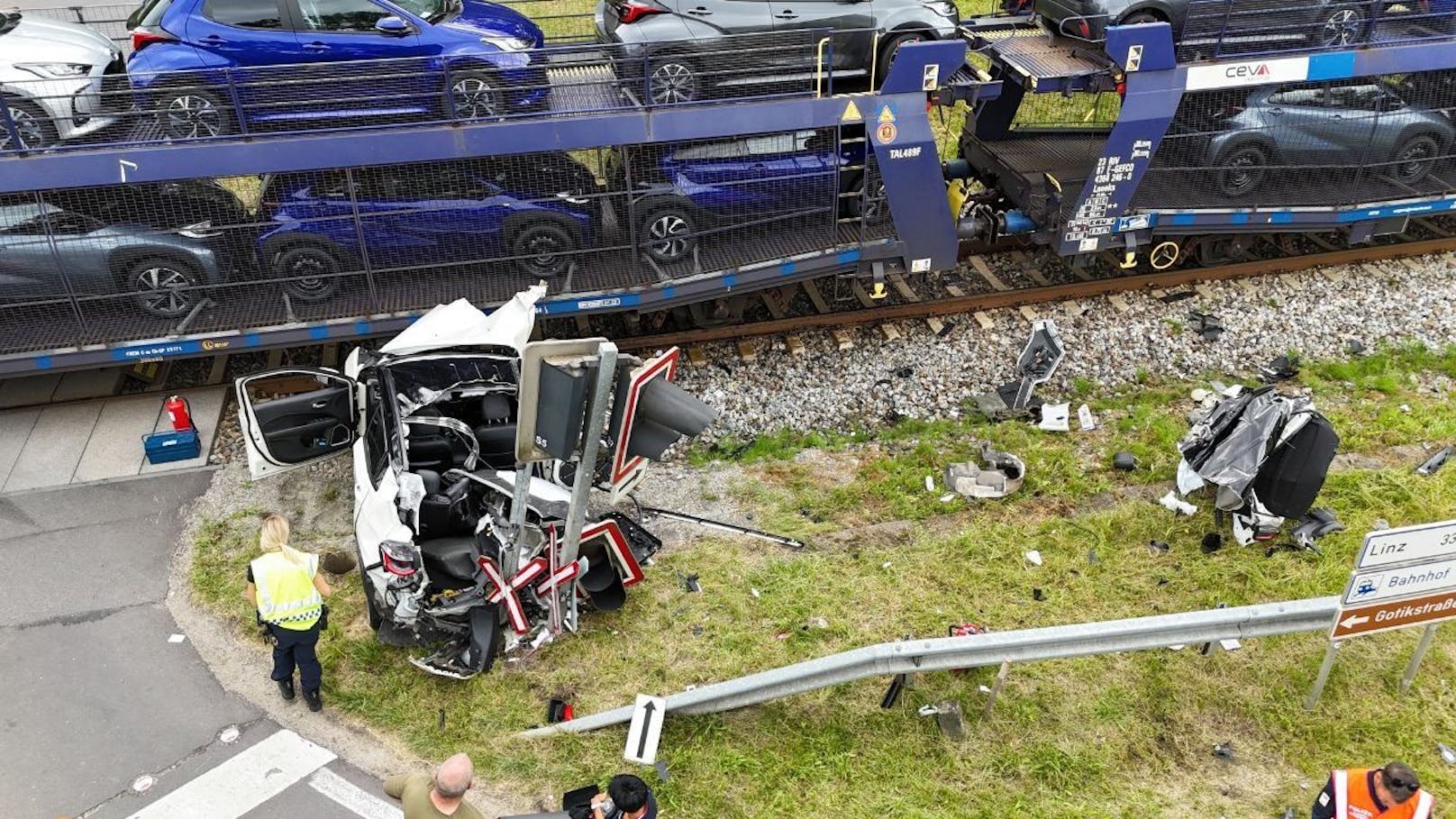 Am Bahnübergang in Kefermarkt in Oberösterreich ist ein Auto mit einem Güterzug kollidiert.
