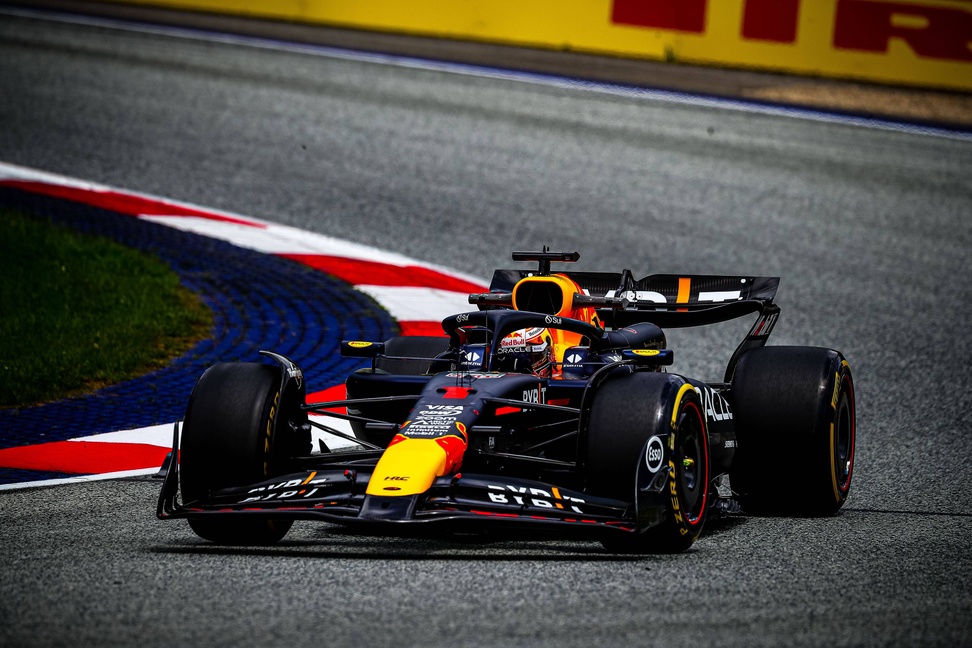 Max Verstappen hat knapp die Nase vorne