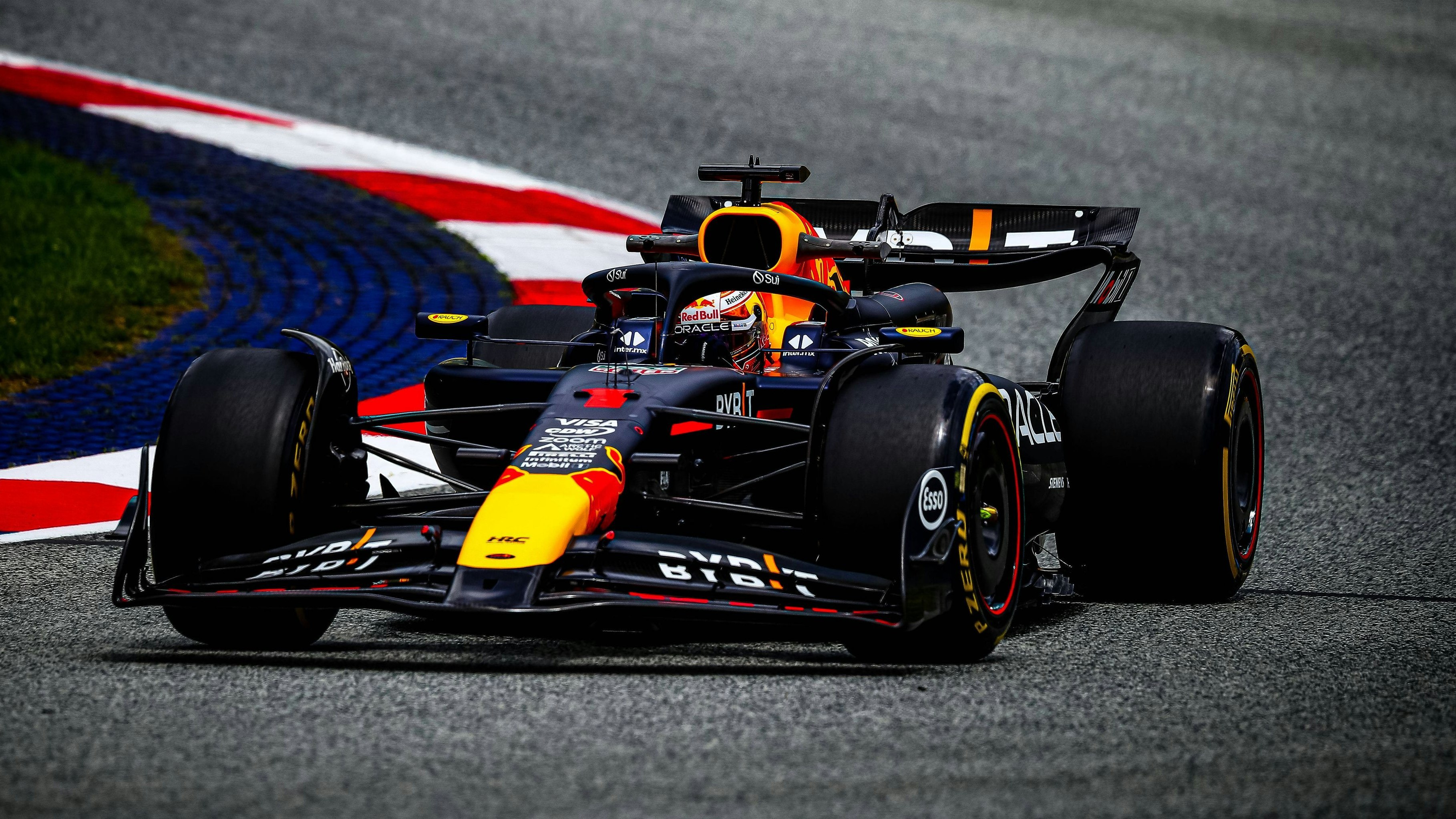 Max Verstappen hat knapp die Nase vorne