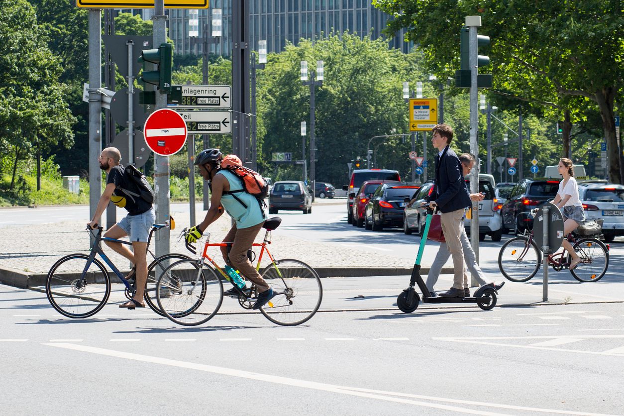 Ein Essenszusteller am E-Scooter flüchtete vor der Polizei. (Symbolbild)