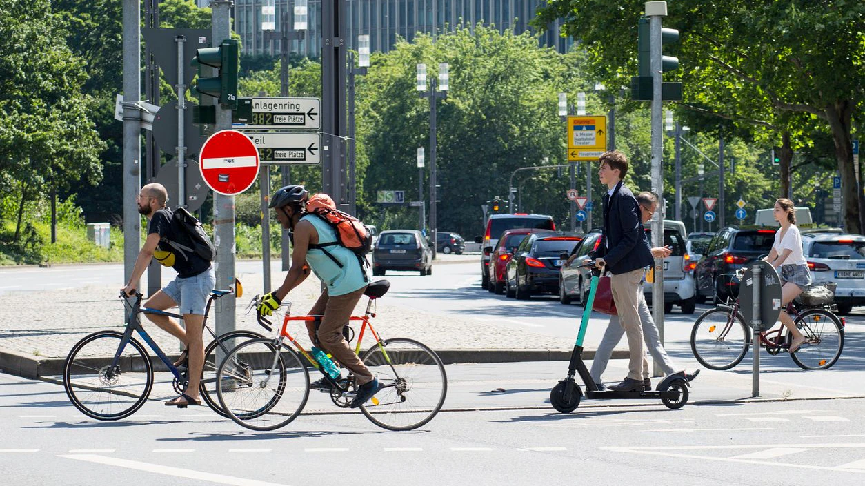 Ein Essenszusteller am E-Scooter flüchtete vor der Polizei. (Symbolbild)