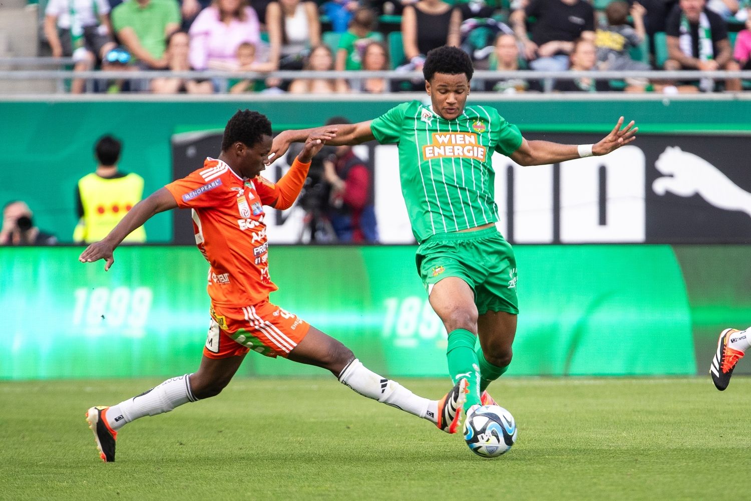 Mamadou Sangare hier im Hartberg-Dress gegen Rapid, bald als Grün-Weißer? 