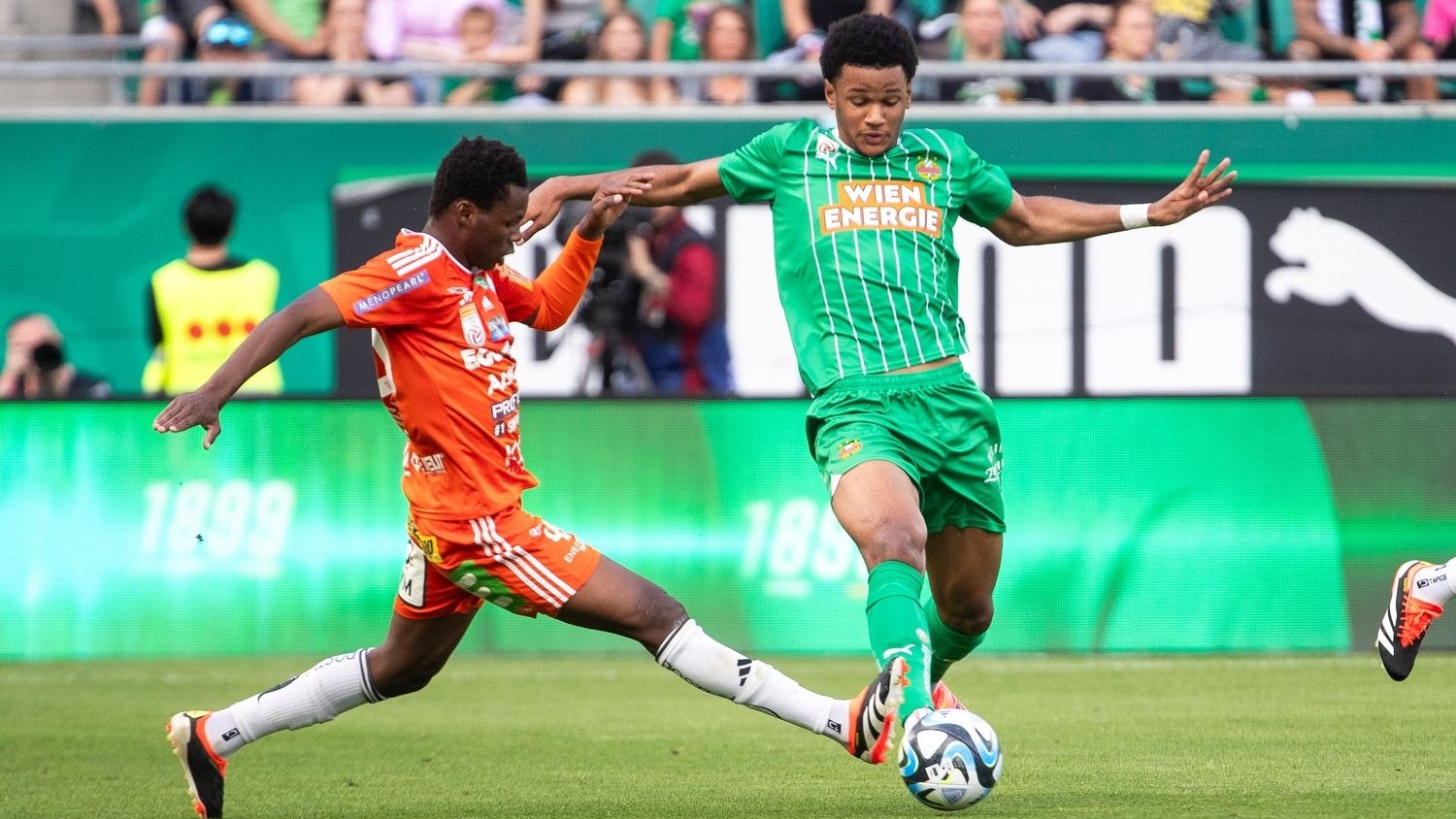 Mamadou Sangare hier im Hartberg-Dress gegen Rapid, bald als Grün-Weißer? 