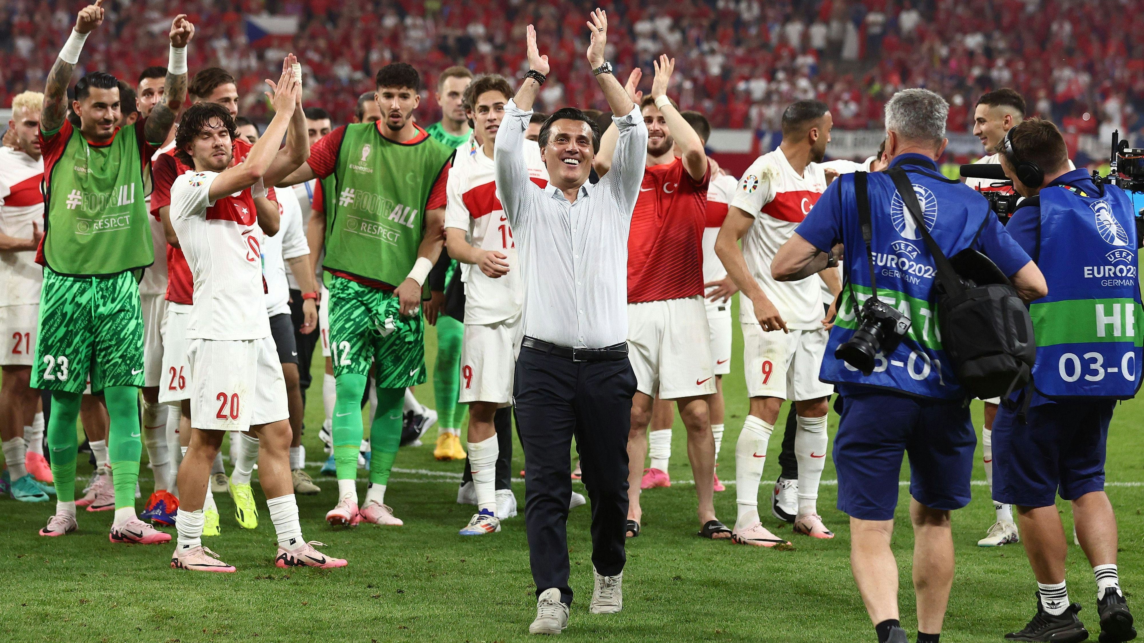 Türkeis Nationalteam jubelt in Hamburg. Die 150 Kilometer in die Hansestadt trat die Mannschaft mit dem Flieger an. 