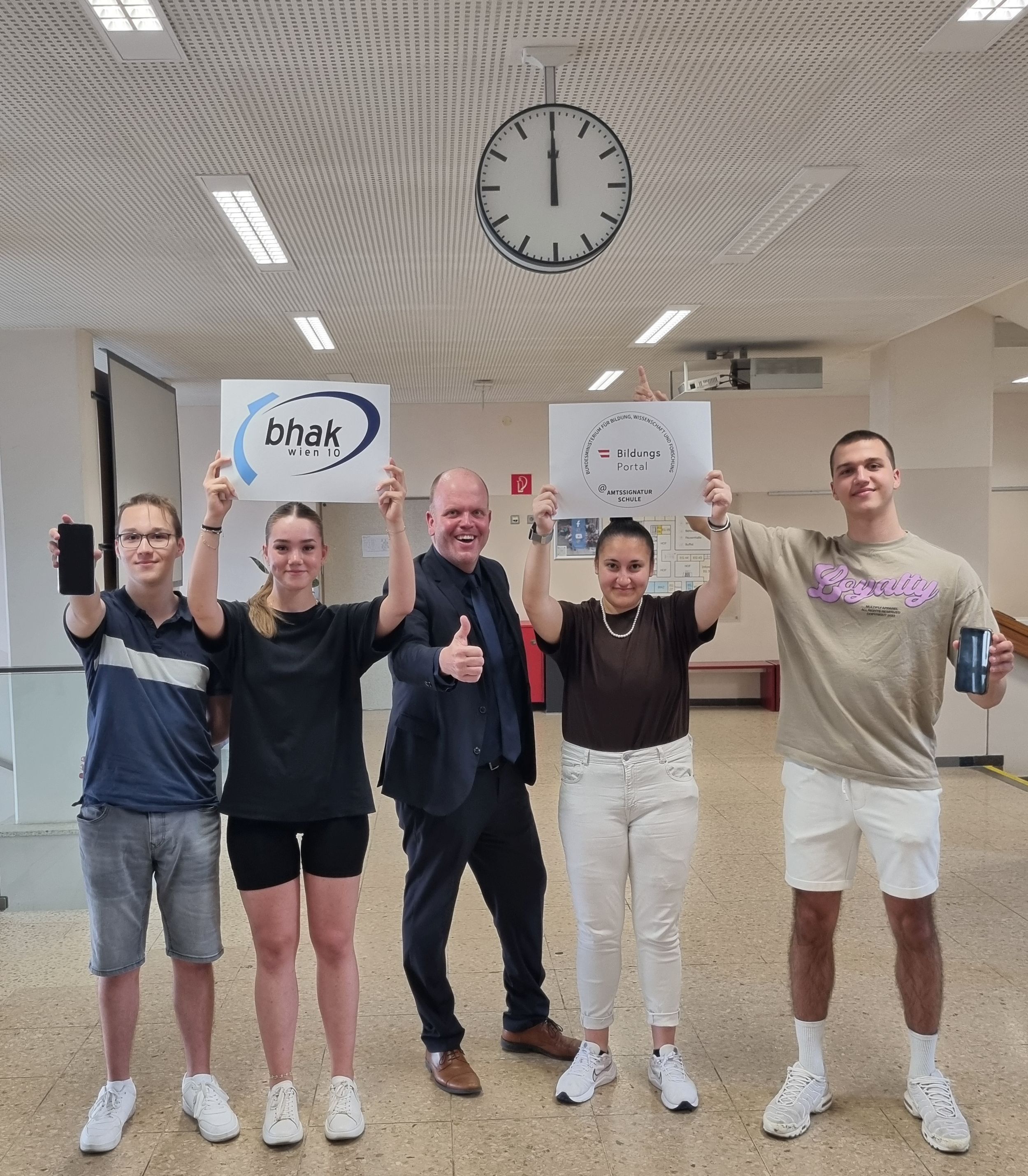 Nico, Elina, Direktor Jörg Hopfgartner, Melike und Anes freuen sich über das neue Online-Zeugnis.