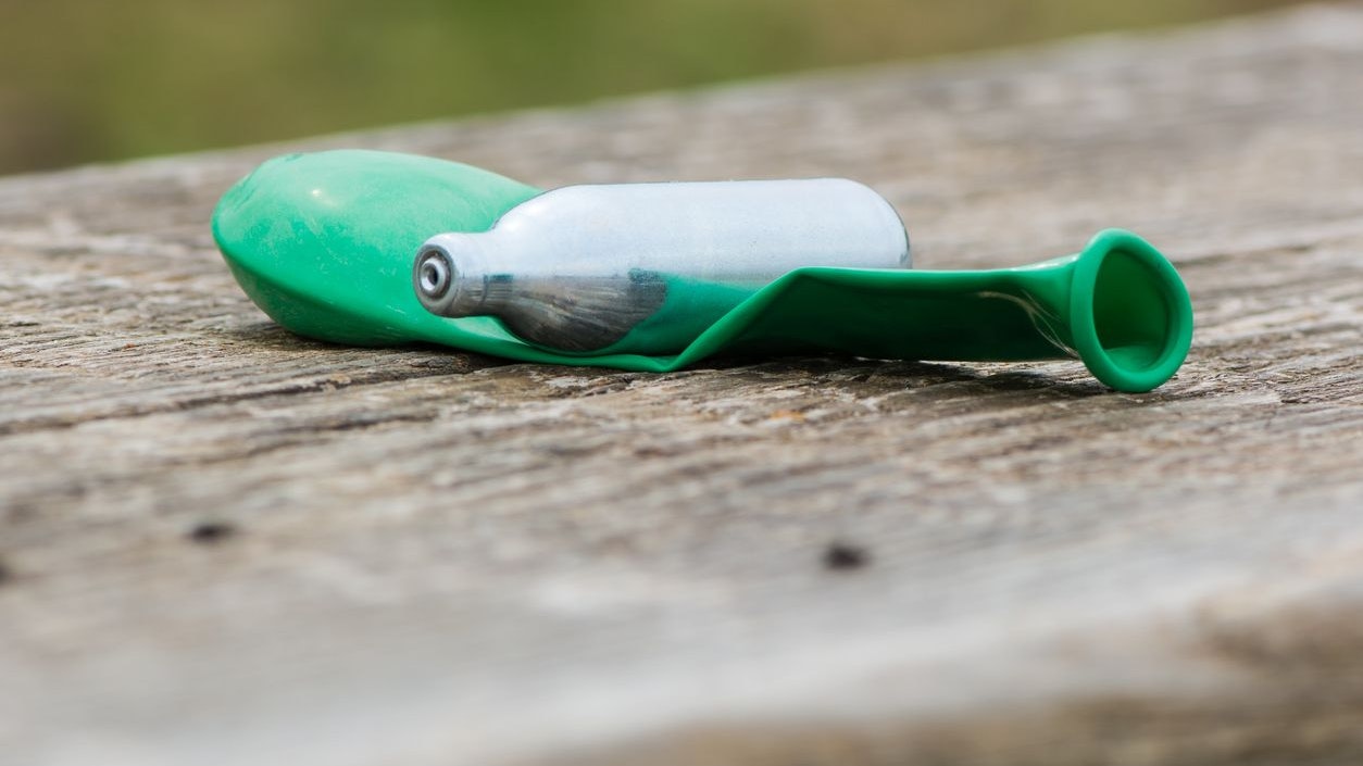 Lachgas ist den meisten bekannt vom Rahmspender oder als Betäubungsmittel beim Zahnarzt. Weil es unter Anwendung von hohen Dosen zu Euphorie und Hallu­zinationen kommt, wird das Gas seit längerem in der Drogenszene verwendet.